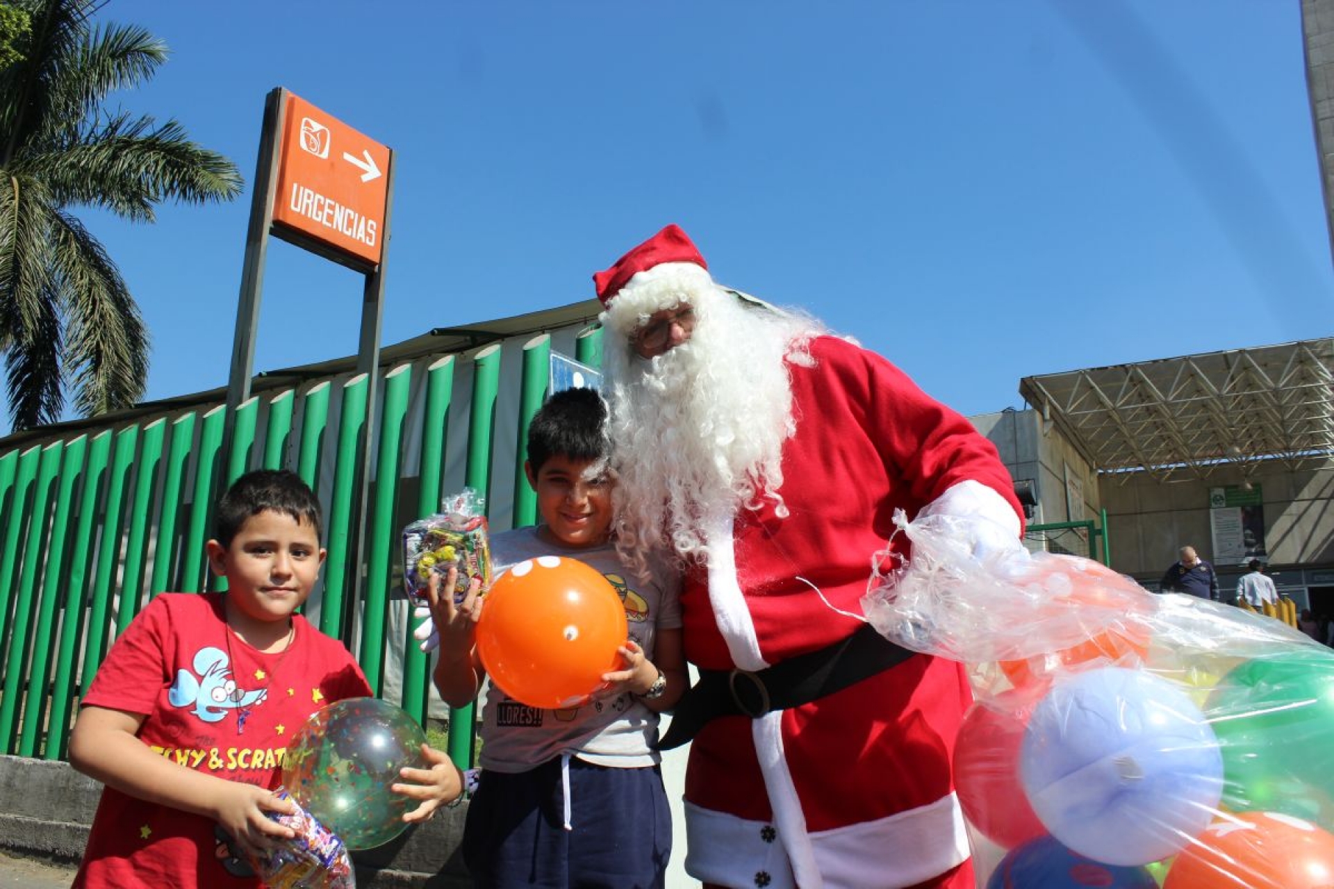 Santa reparte juguetes y sonrisas