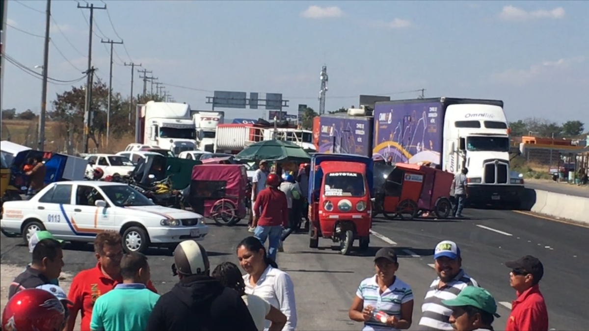 Bloquean mototaxistas de Jantetelco la carretera México-Oaxaca