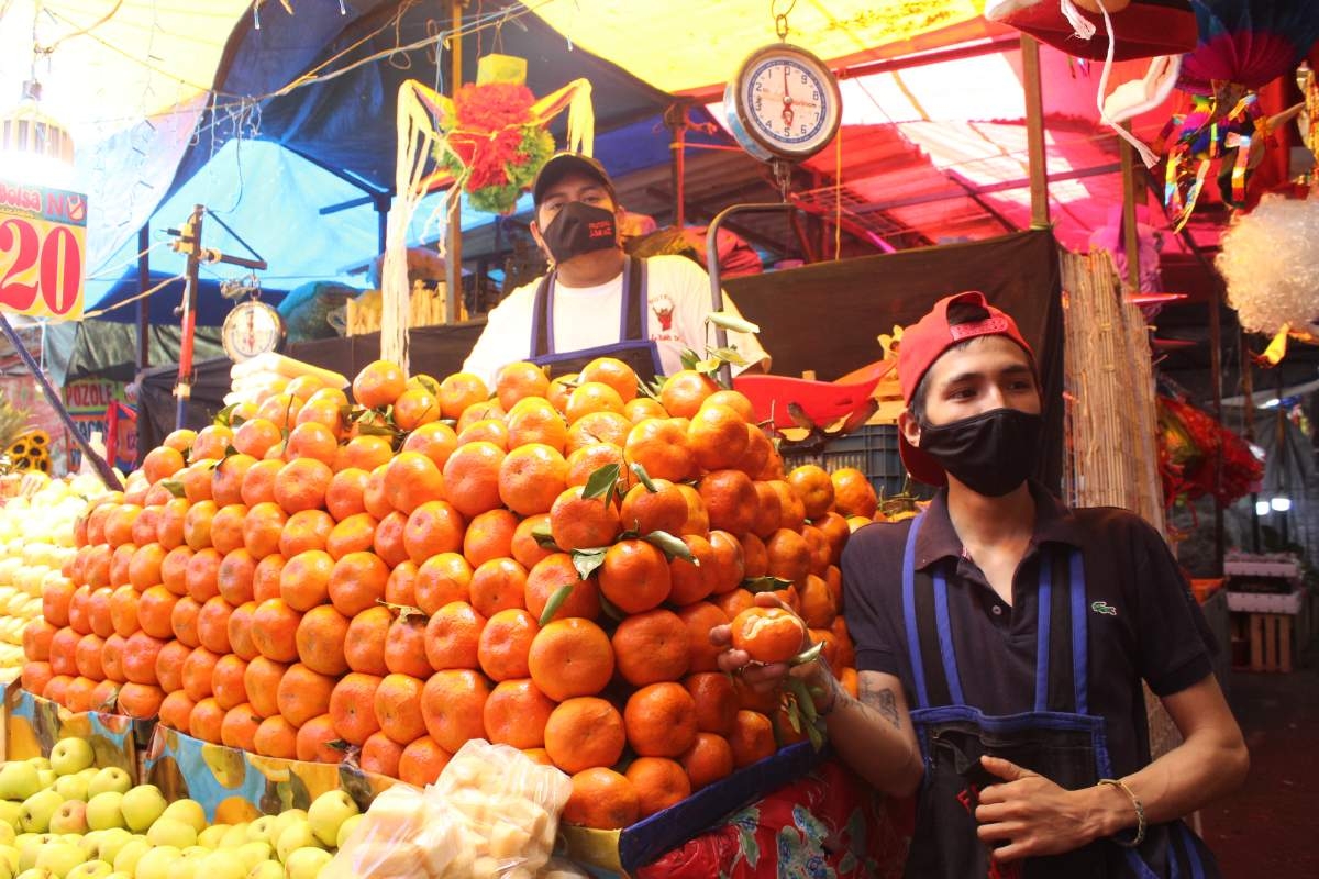 Tianguis navideño aumenta ventas en el mercado ALM