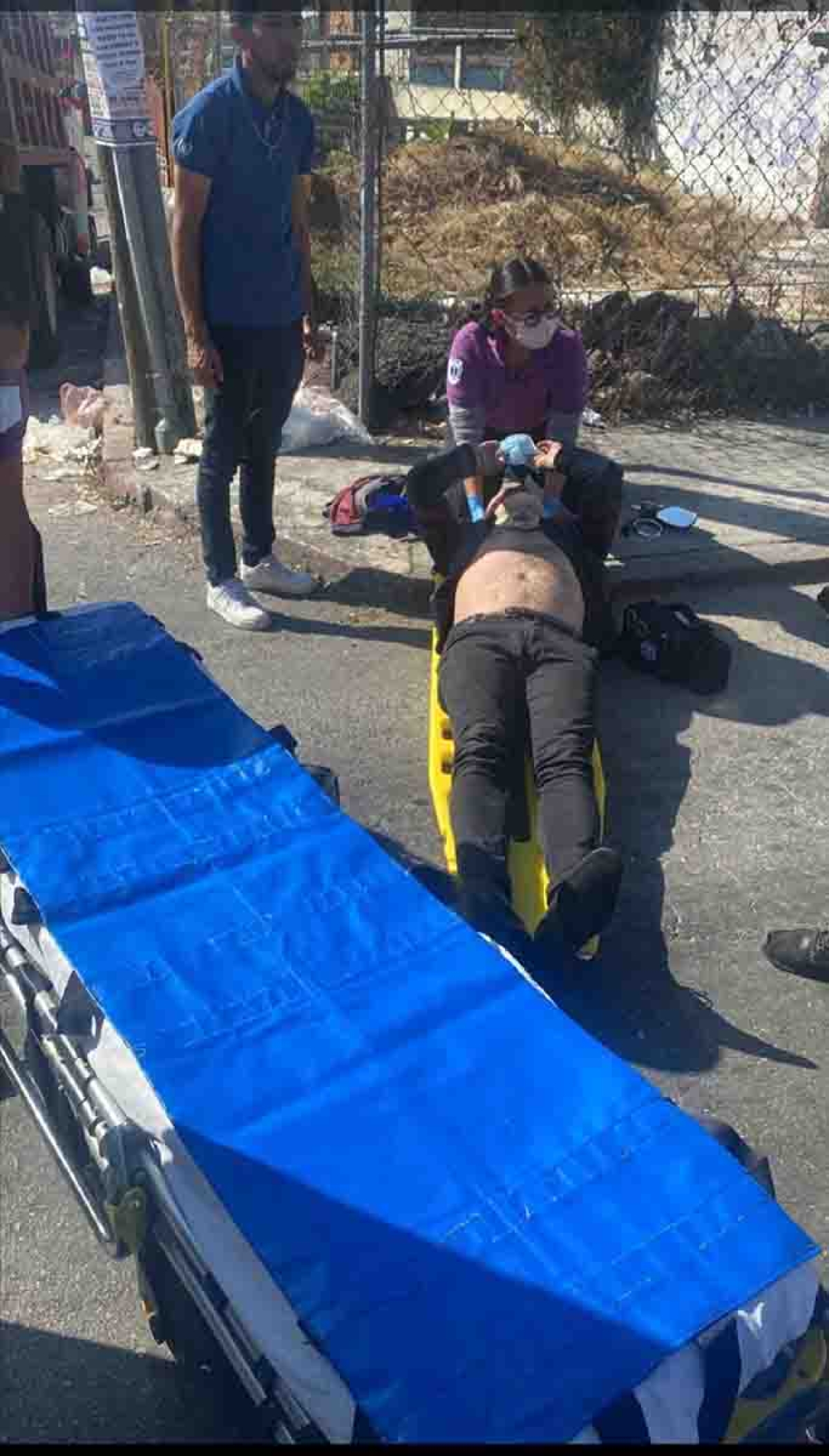 Una moto se estrelló contra su taxi