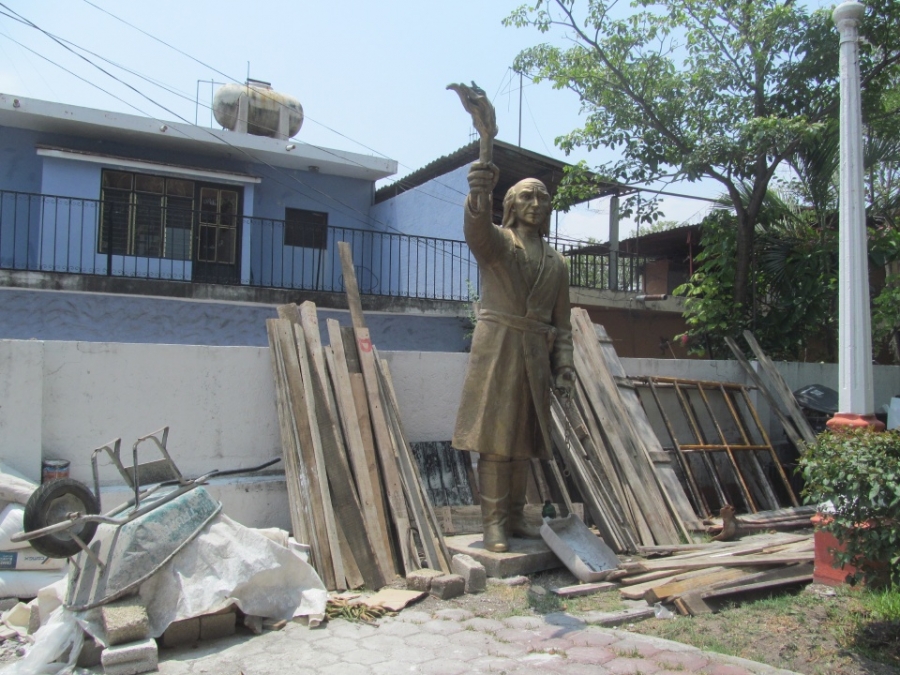 Abandonada, la estatua de Miguel Hidalgo en Zacatepec