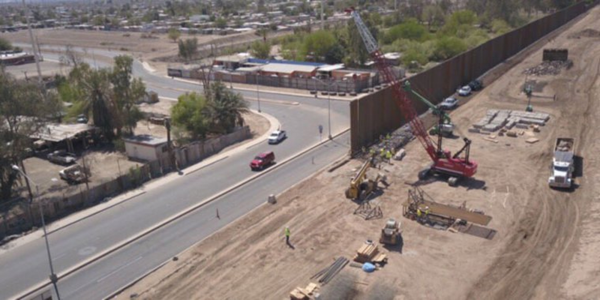 Vallas y no muro, primeras fotos que presume Trump de frontera