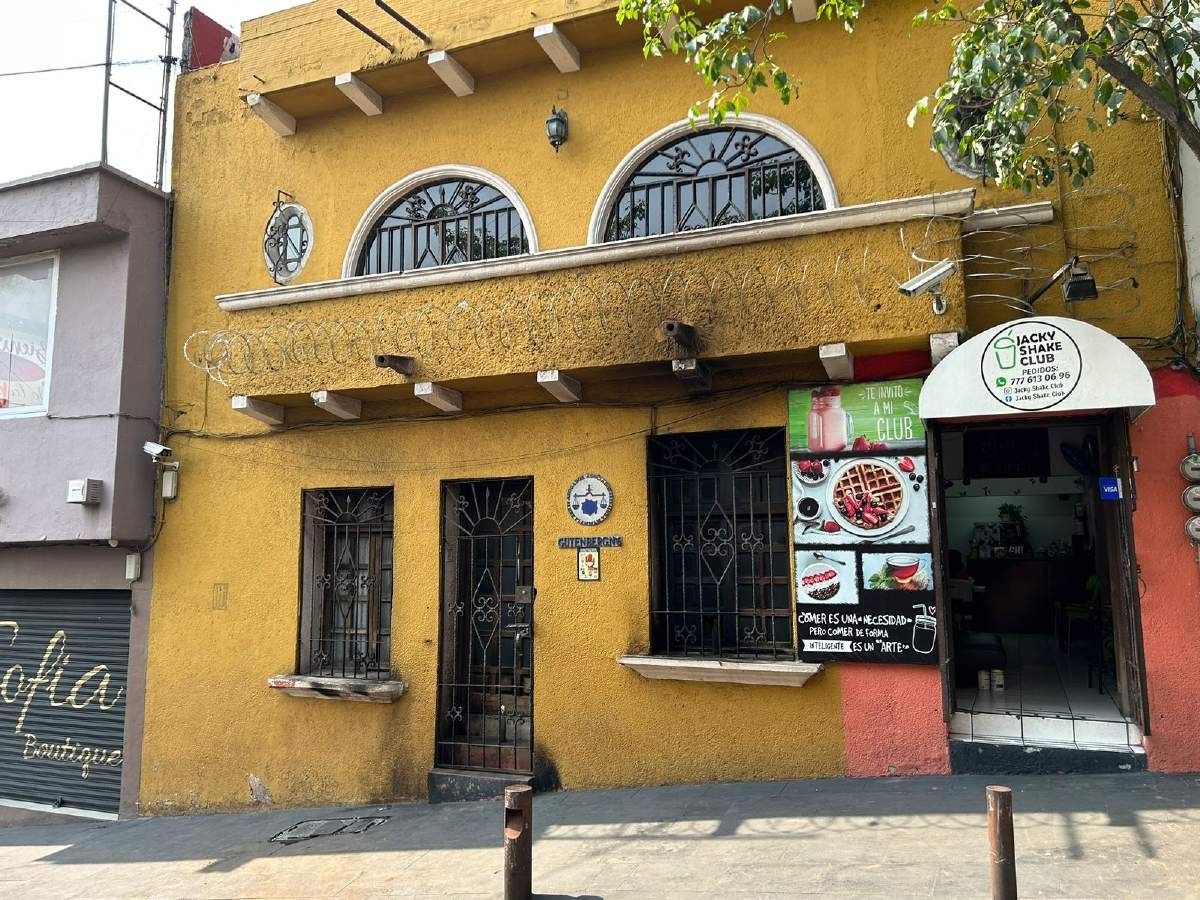 Lanzan bombas molotov contra despacho en Cuernavaca