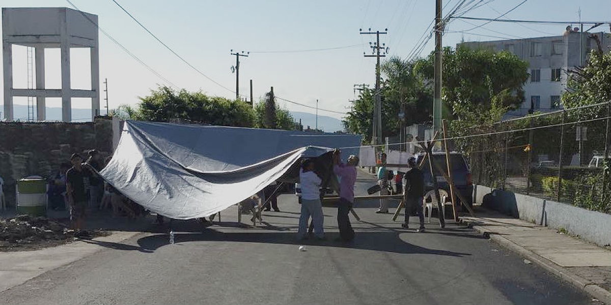 Damnificados de la colonia Alta Vista bloquearon la avenida Otilio Montaño
