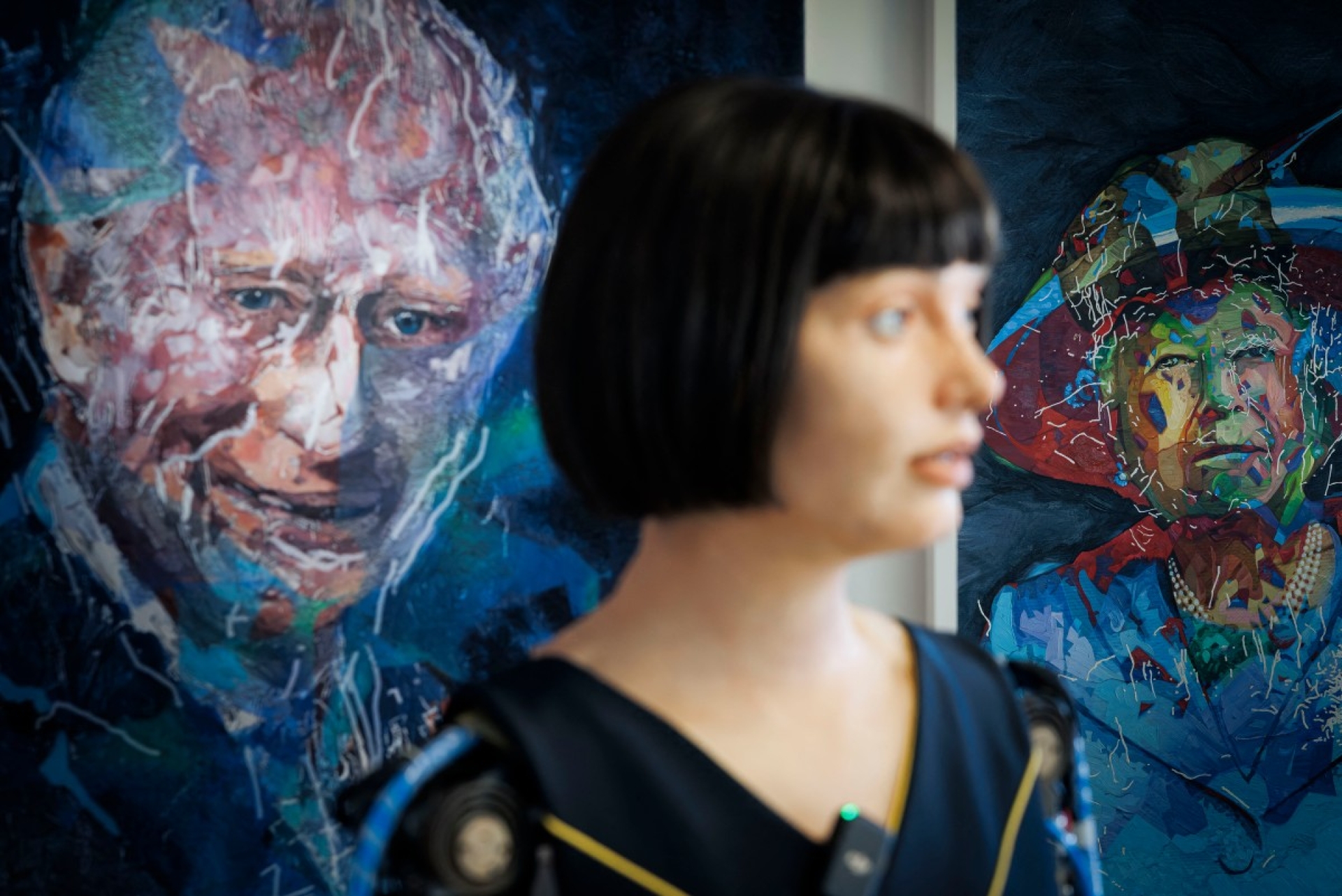 El robot Ai Da presenta retrato del rey Carlos III y defiende que no busca reemplazar a los artistas humanos
