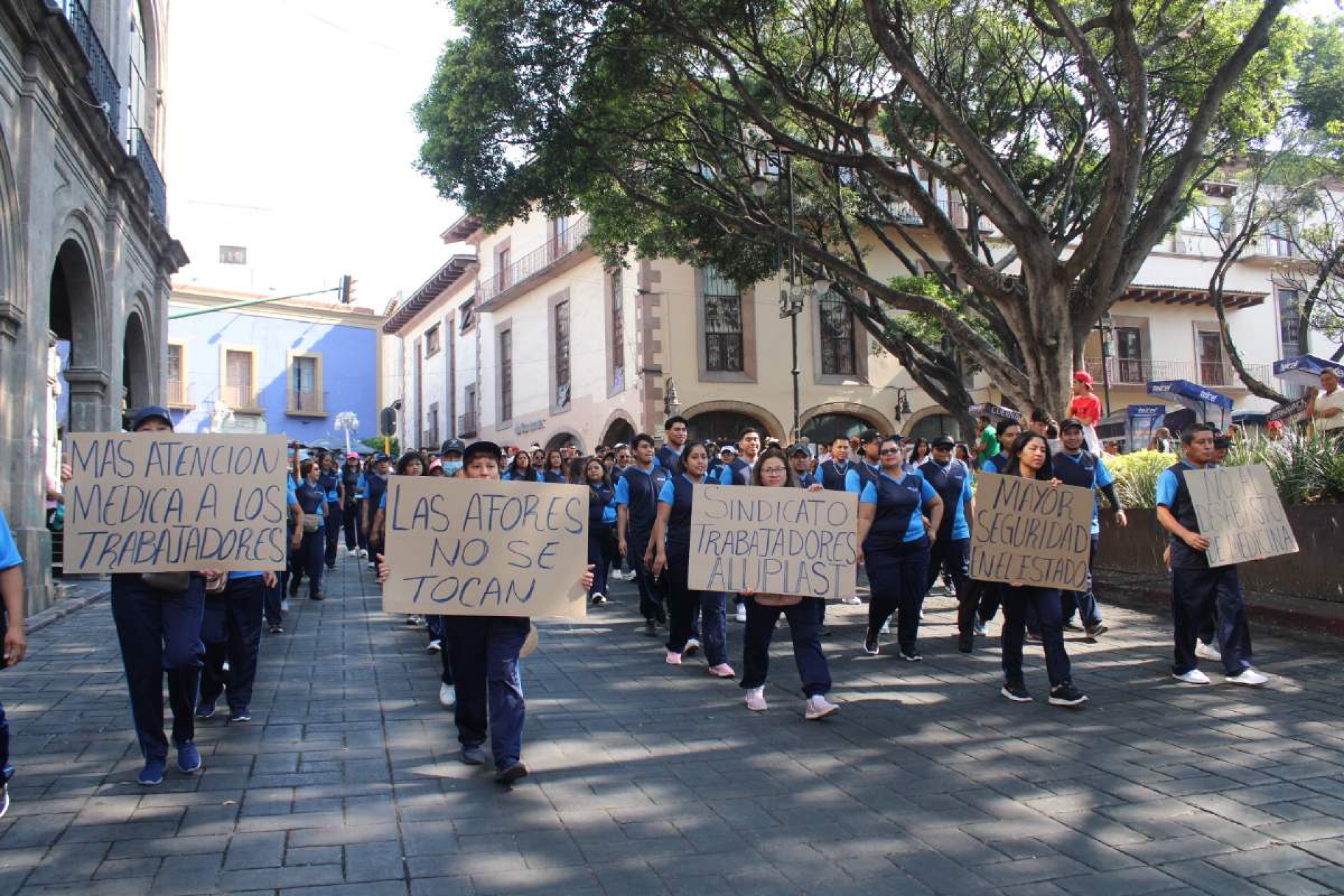 Empresarios participan en la marcha del día del trabajo
