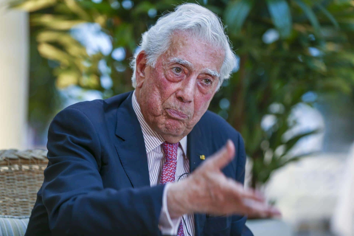 Vargas Llosa dice que ordenó declarar sus ingresos sin ninguna excepción