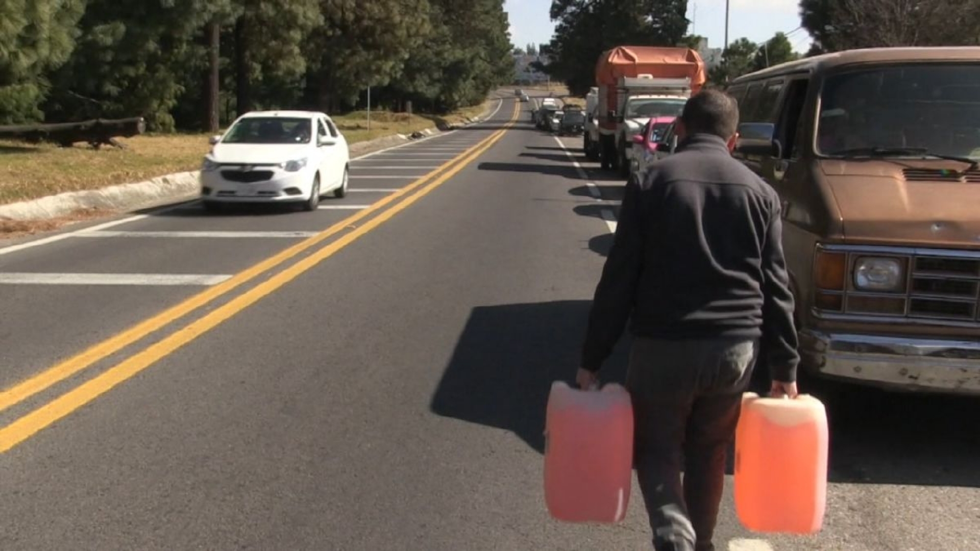 Sólo con permiso oficial, compra de gasolina en garrafas