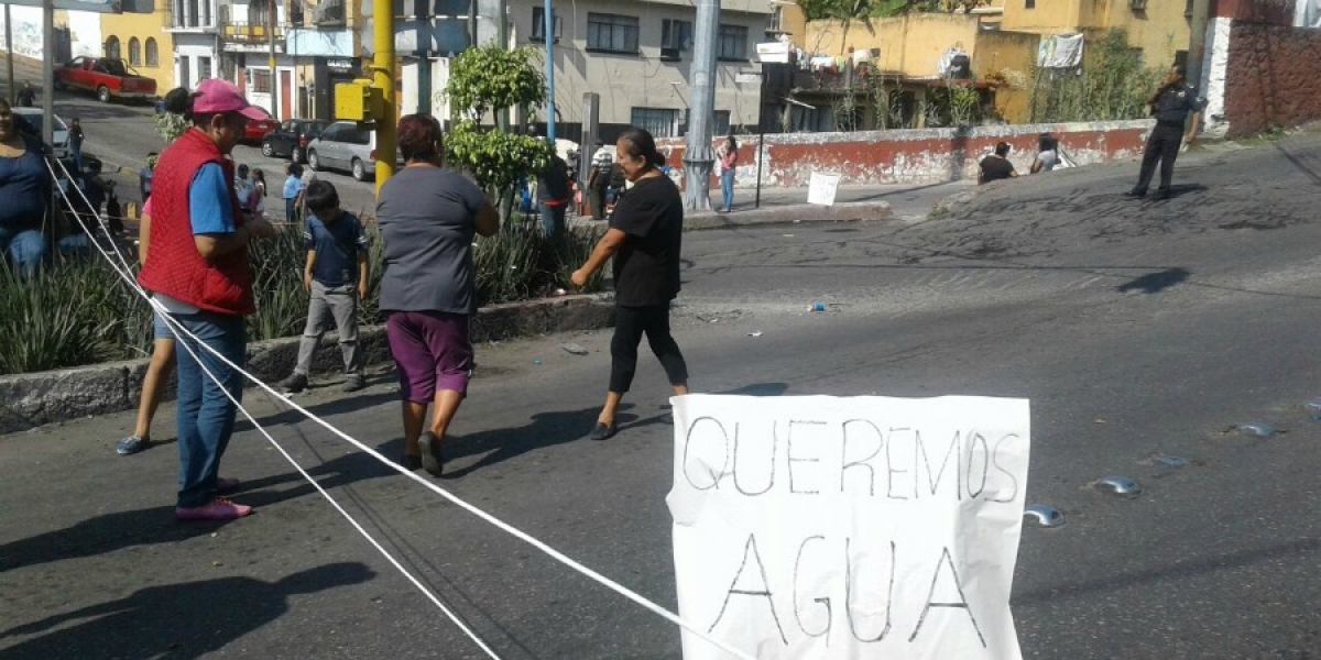 Vecinos de Atlacomulco bloquean calles en el centro de Cuernavaca; exigen agua potable