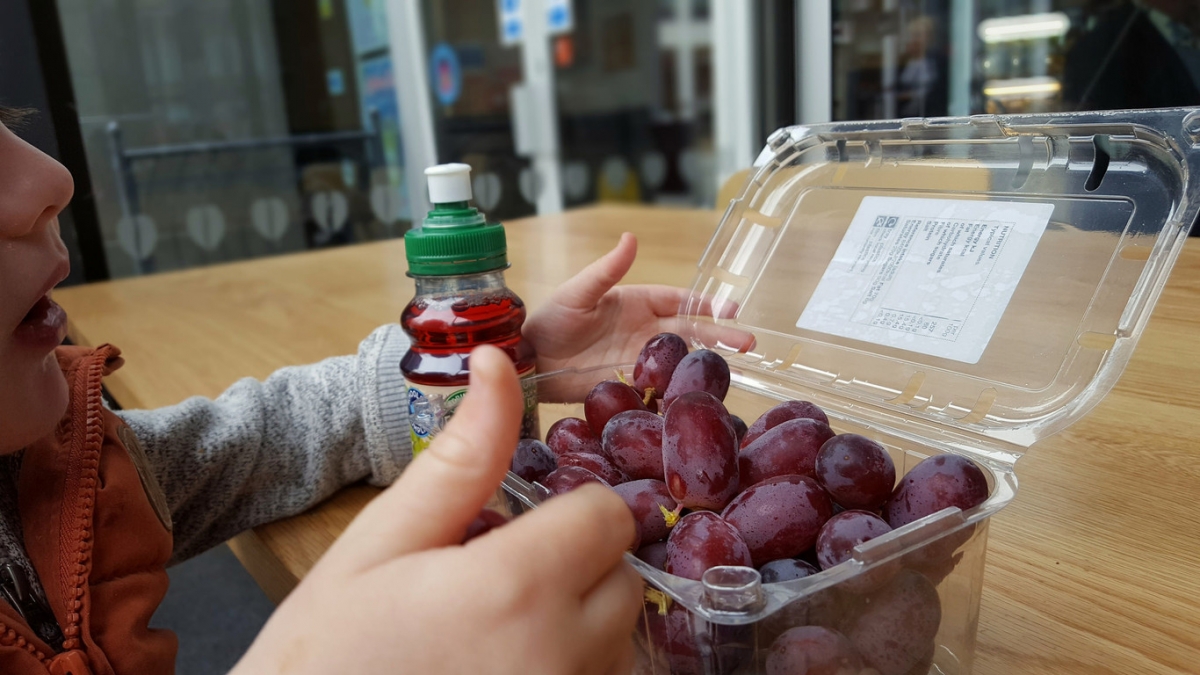 Cómo dar las uvas con las campanadas a los niños para que no se ahoguen con ellas
