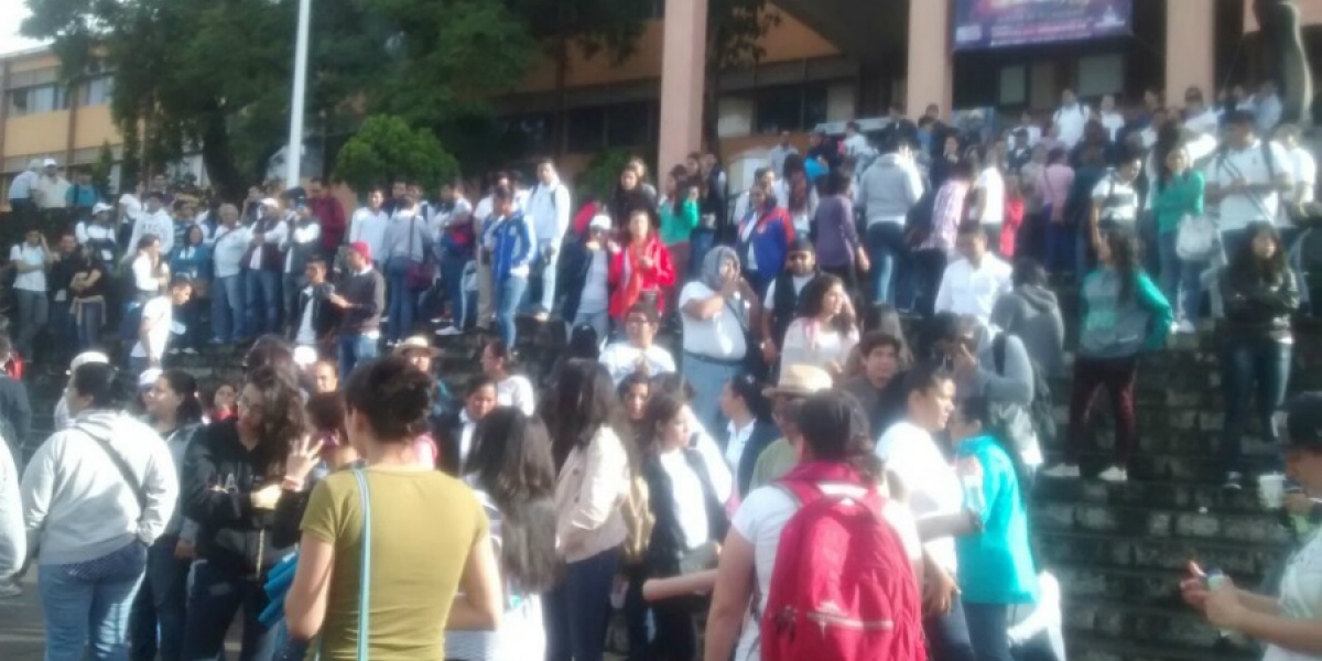 Estudiantes convocados por la FEUM se preparan para marchar