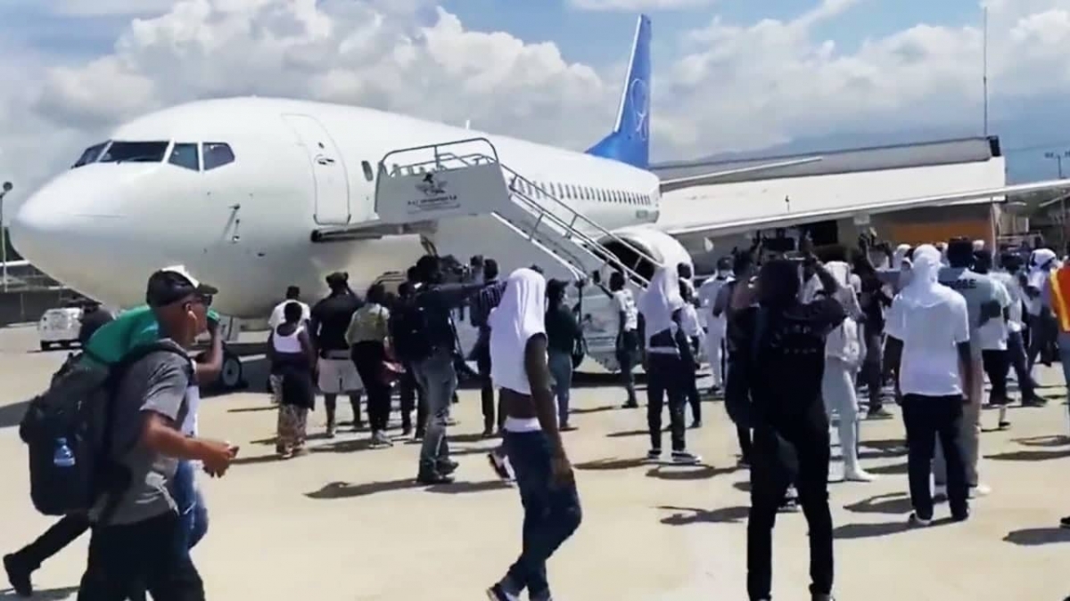 Caos en aeropuerto de Puerto Príncipe por llegada de migrantes haitianos