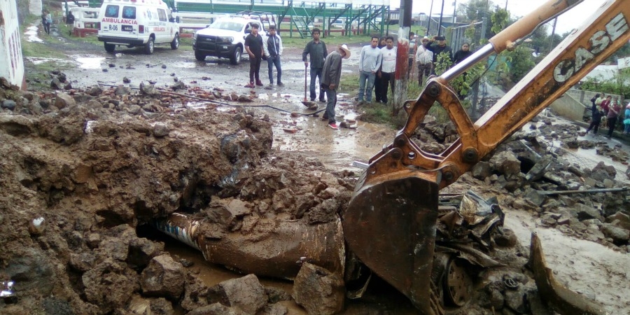 Fallece una persona tras deslave y derrumbe de barda en Tlalnepantla