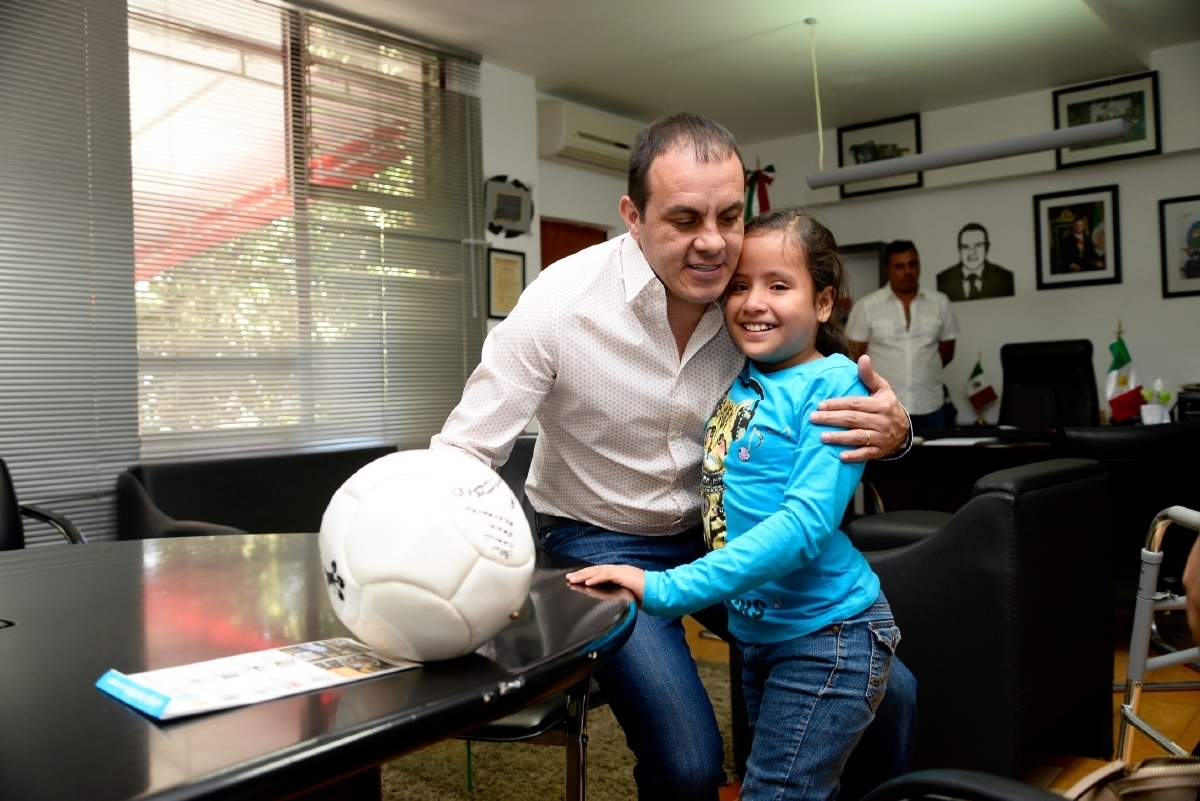 Platica Cuauhtémoc Blanco con Fany, una niña con discapacidad cuyo sueño es jugar futbol con el alcalde ciudadano