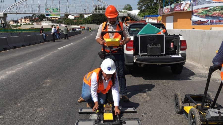 Se hunde muro de contención en Paso Exprés