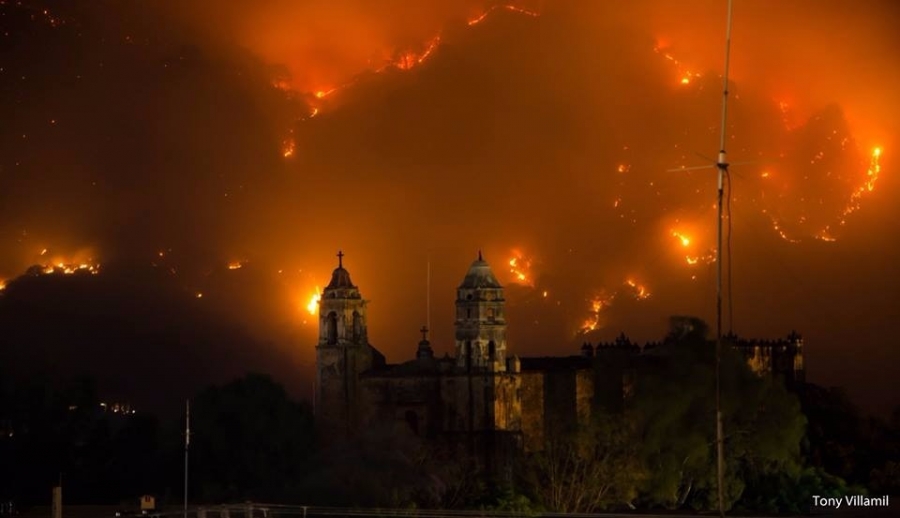 Continúa incendio forestal en Tepoztlán; el fuego se avivó en la madrugada