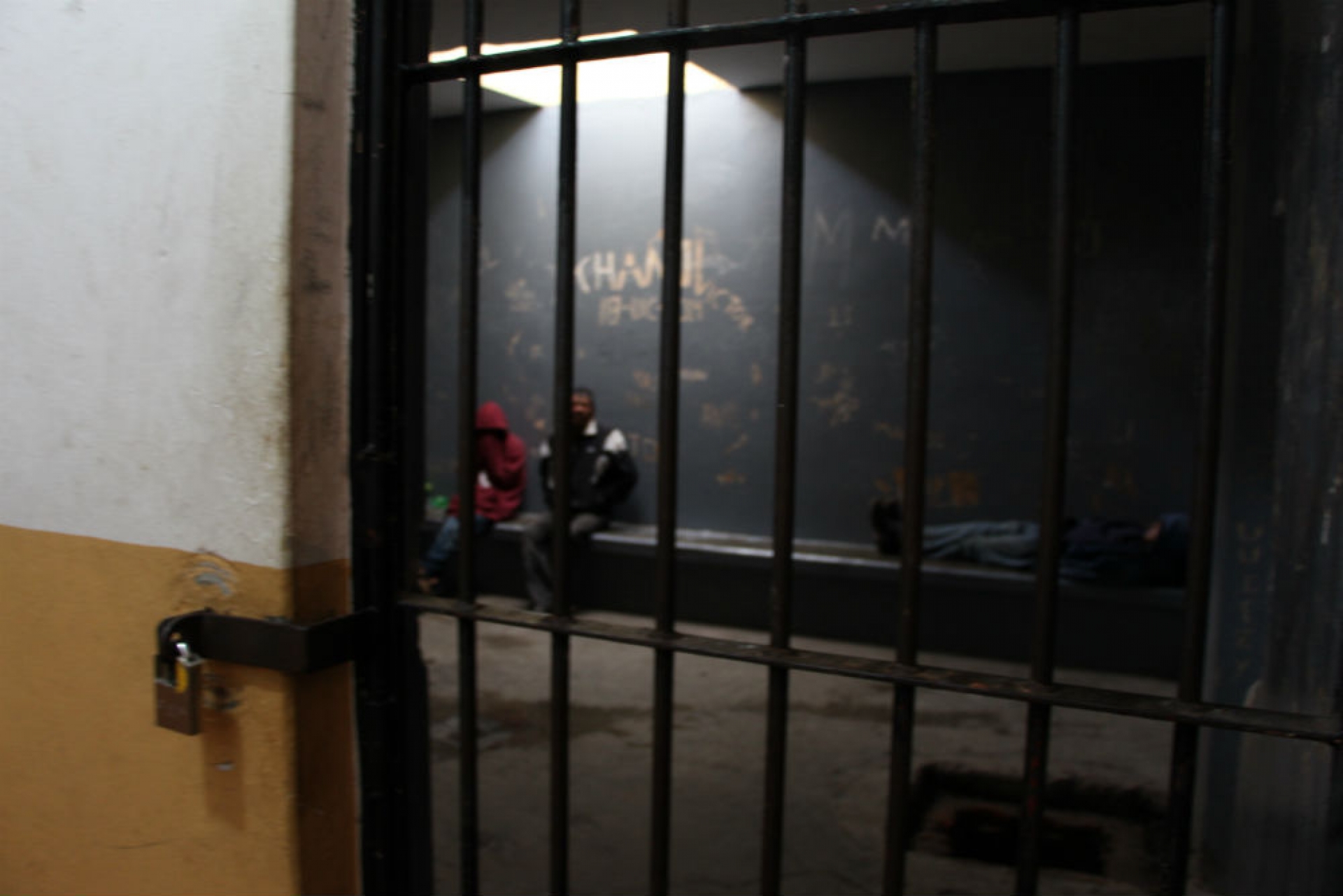 Terminó en los separos por allanar una casa