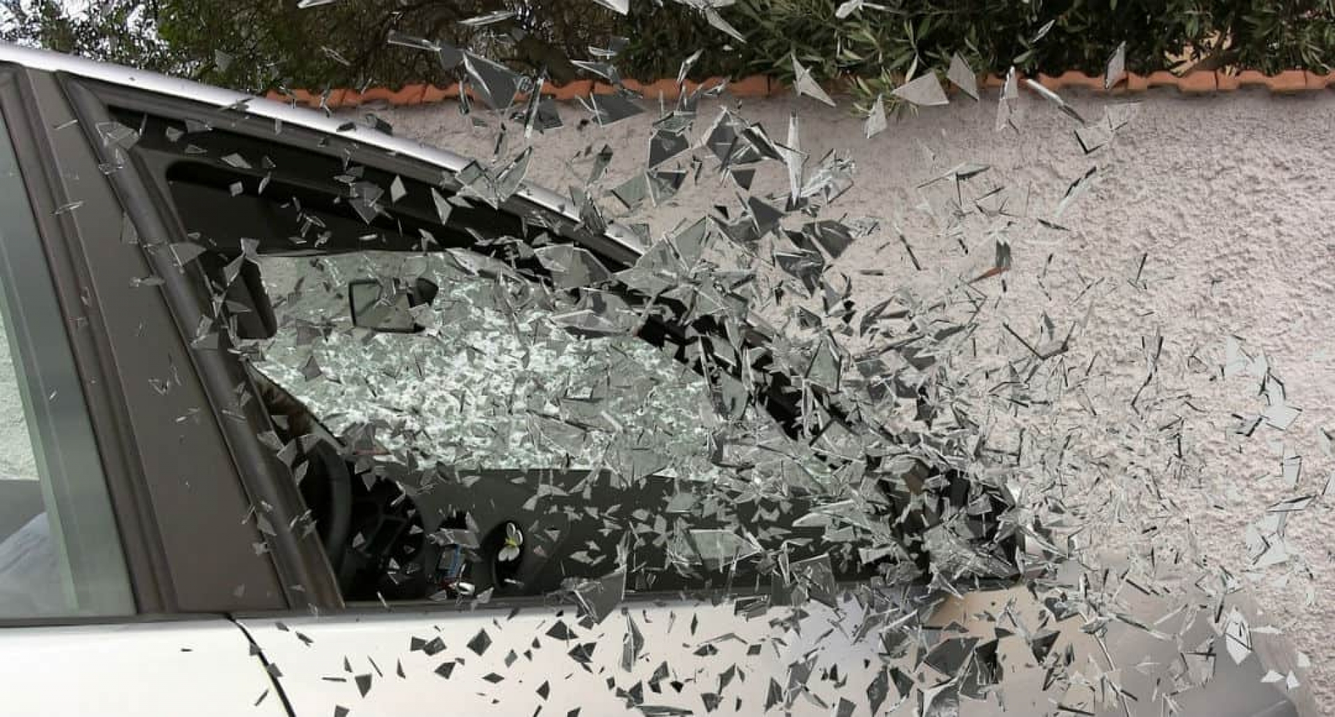 Causó daños al automóvil de su vecino