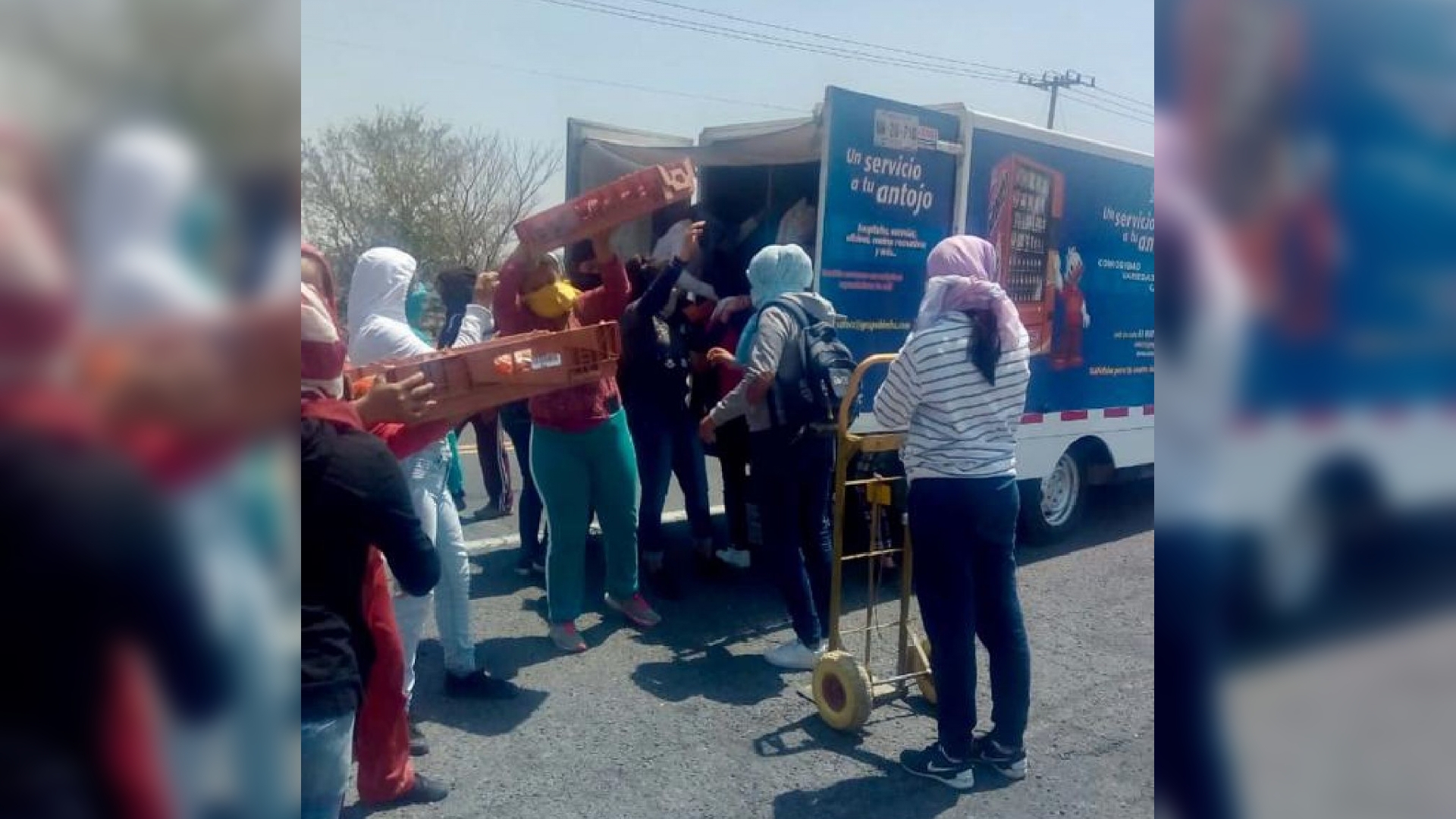 Normalistas de Amilcingo saquean vehículos repartidores de productos