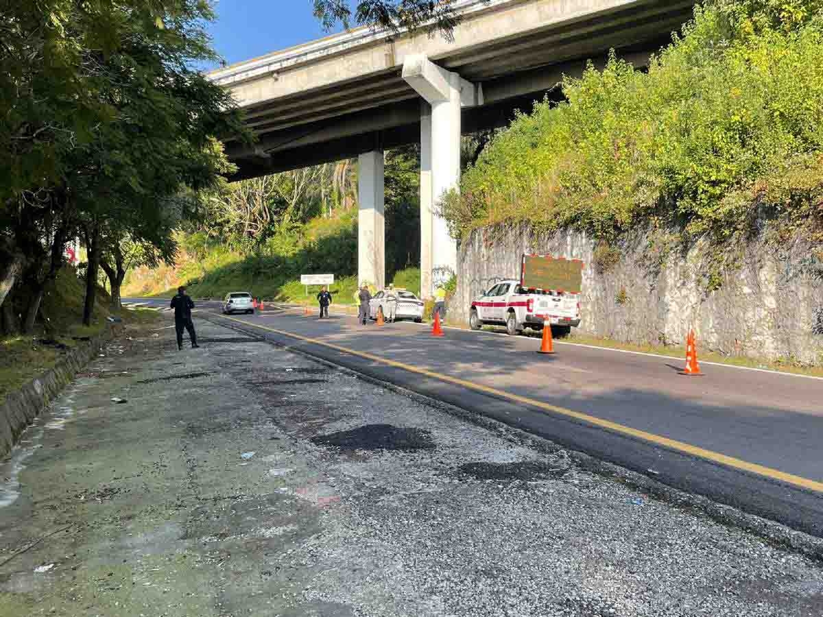 Tiran un cadáver en la autopista La Pera-Cuautla