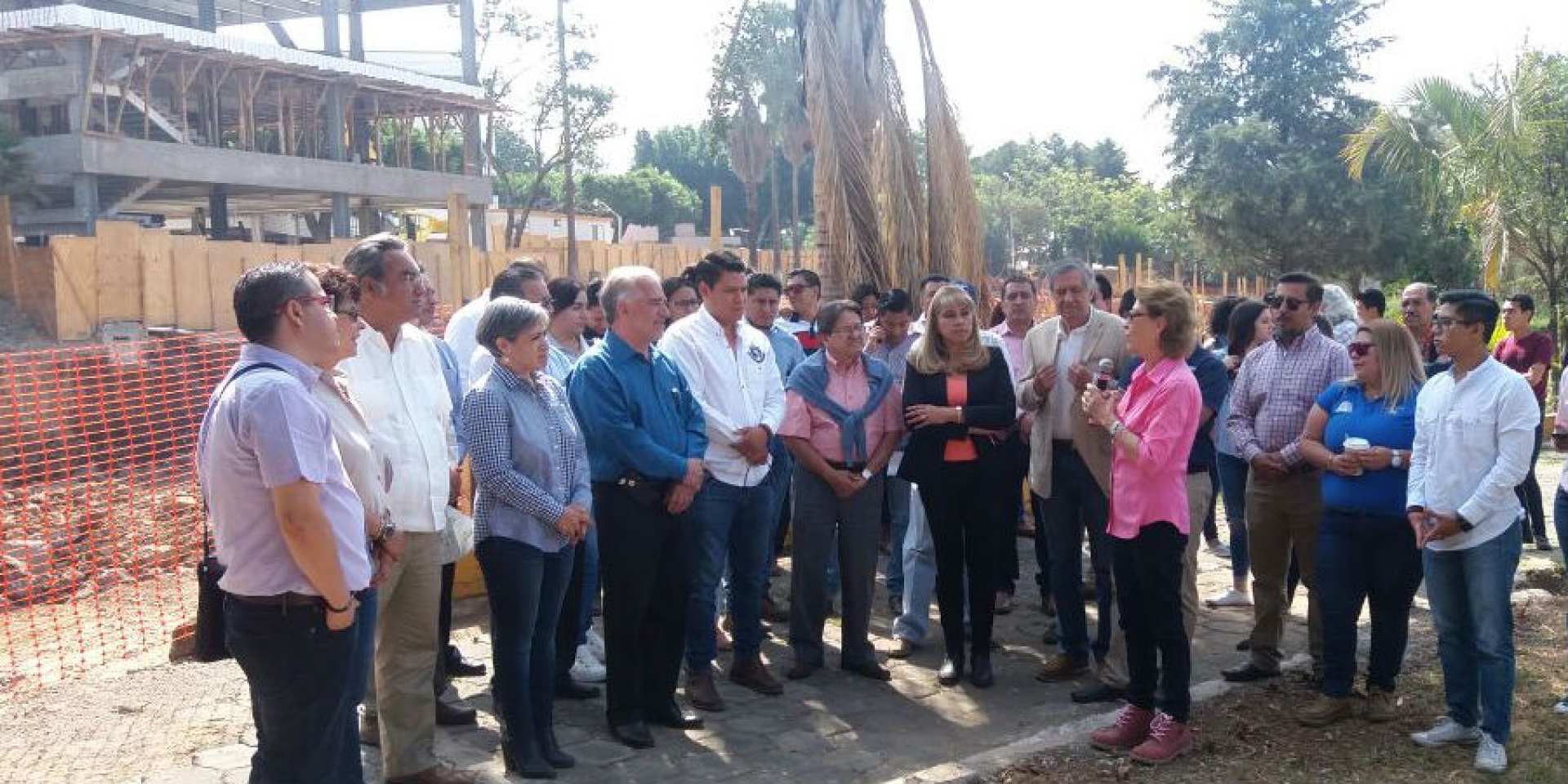 Supervisan labores de excavación para la reconstrucción de edificios en la UAEM