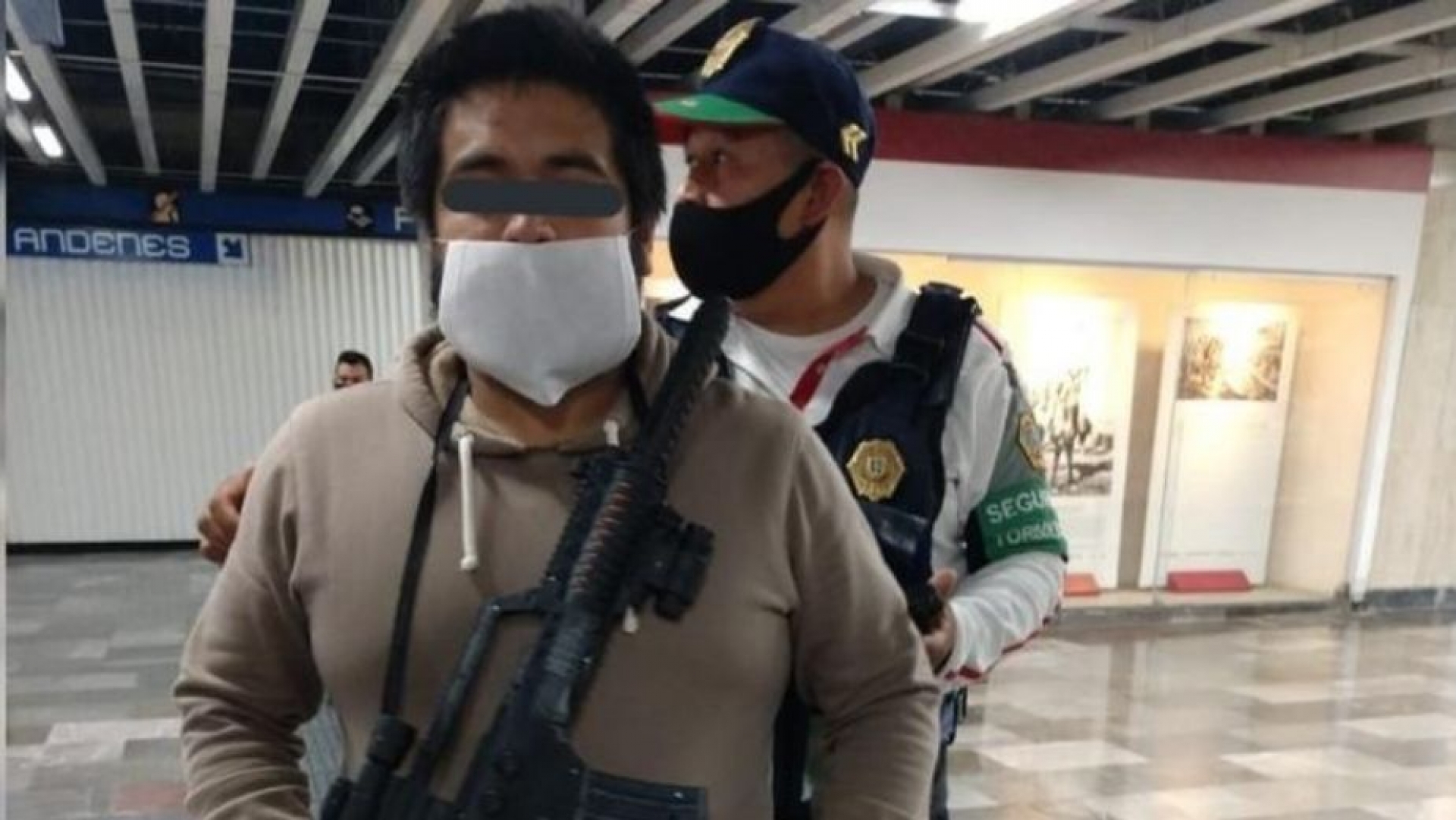 Detienen en Metro de CDMX a hombre que portaba ametralladora