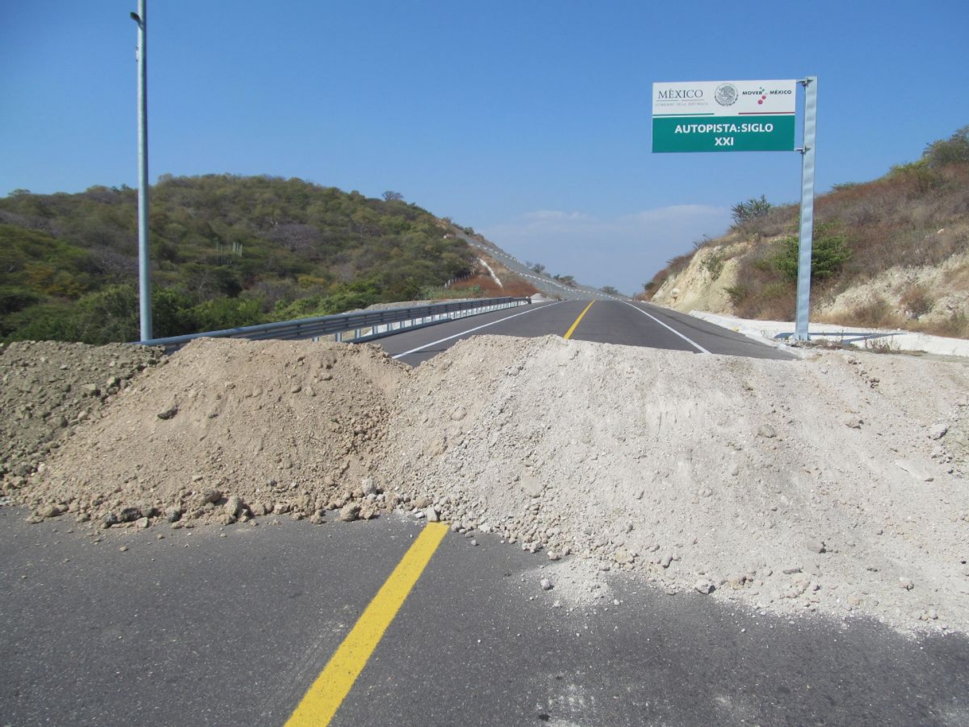 Sólo amenazas han conseguido ejidatarios que bloquean la autopista S XXI