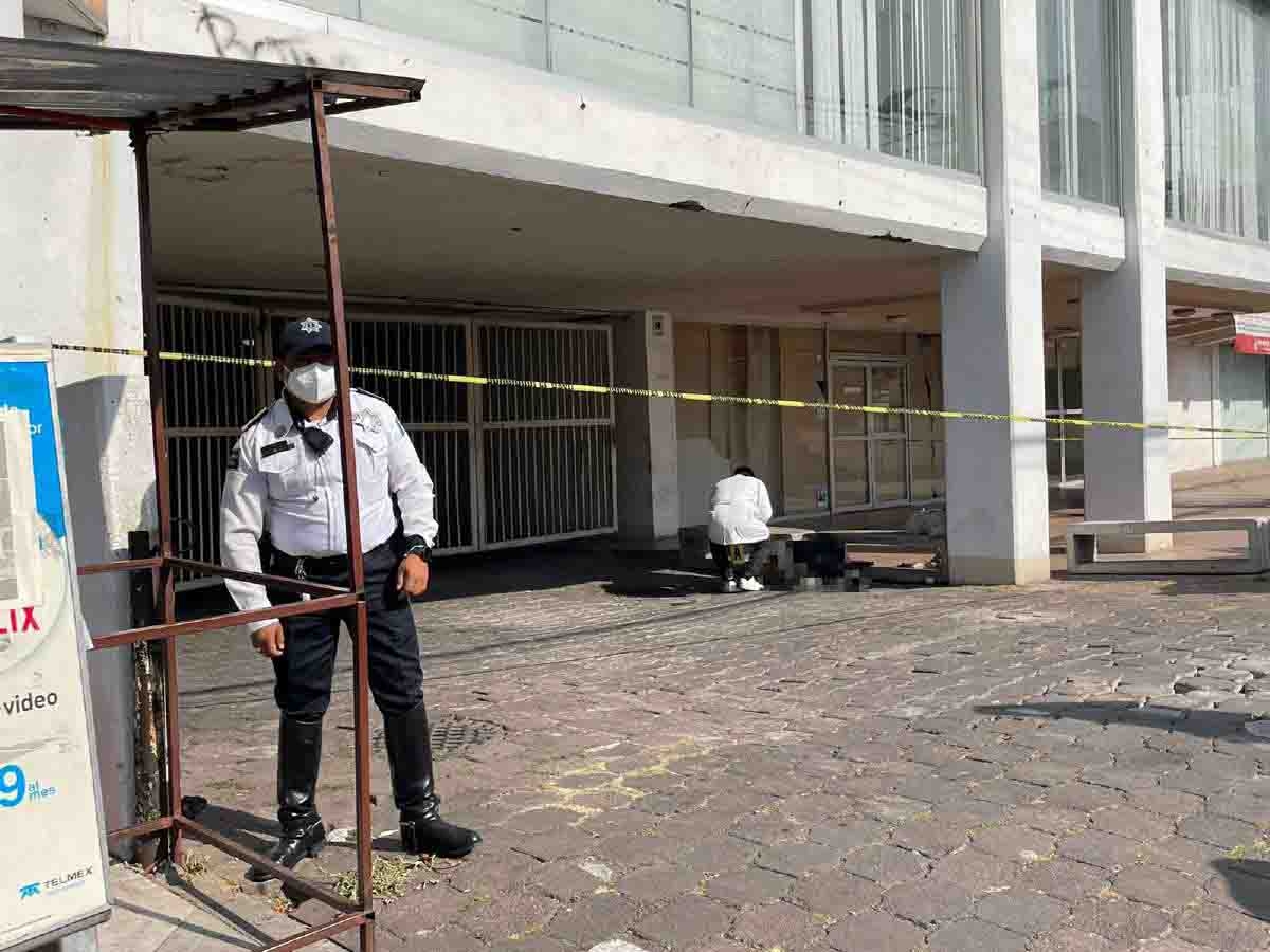 Fallece un indigente afuera de una tienda