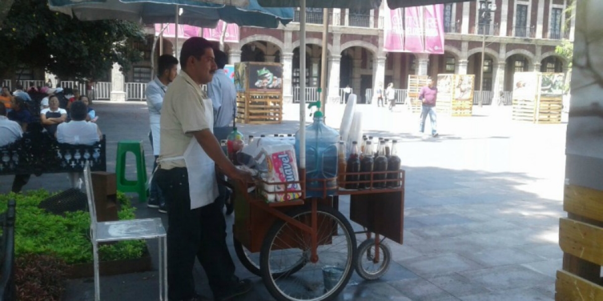Se instalan comerciantes del NGS en la Plaza de Armas