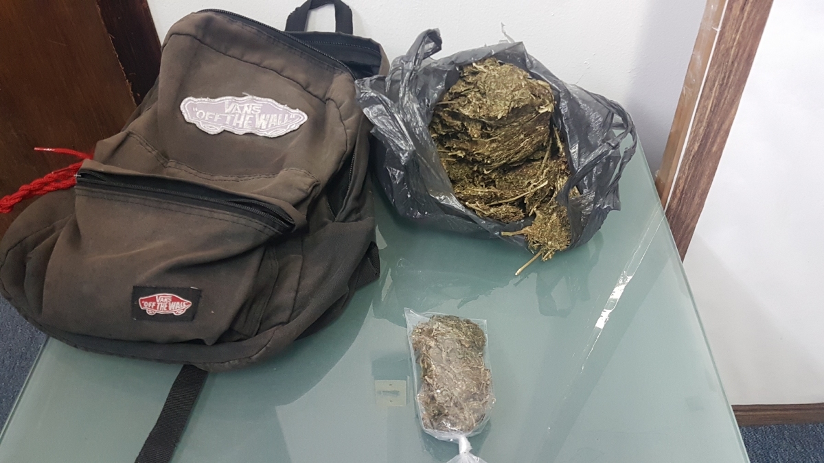 Atrapan a dos hombres que presuntamente tenían marihuana