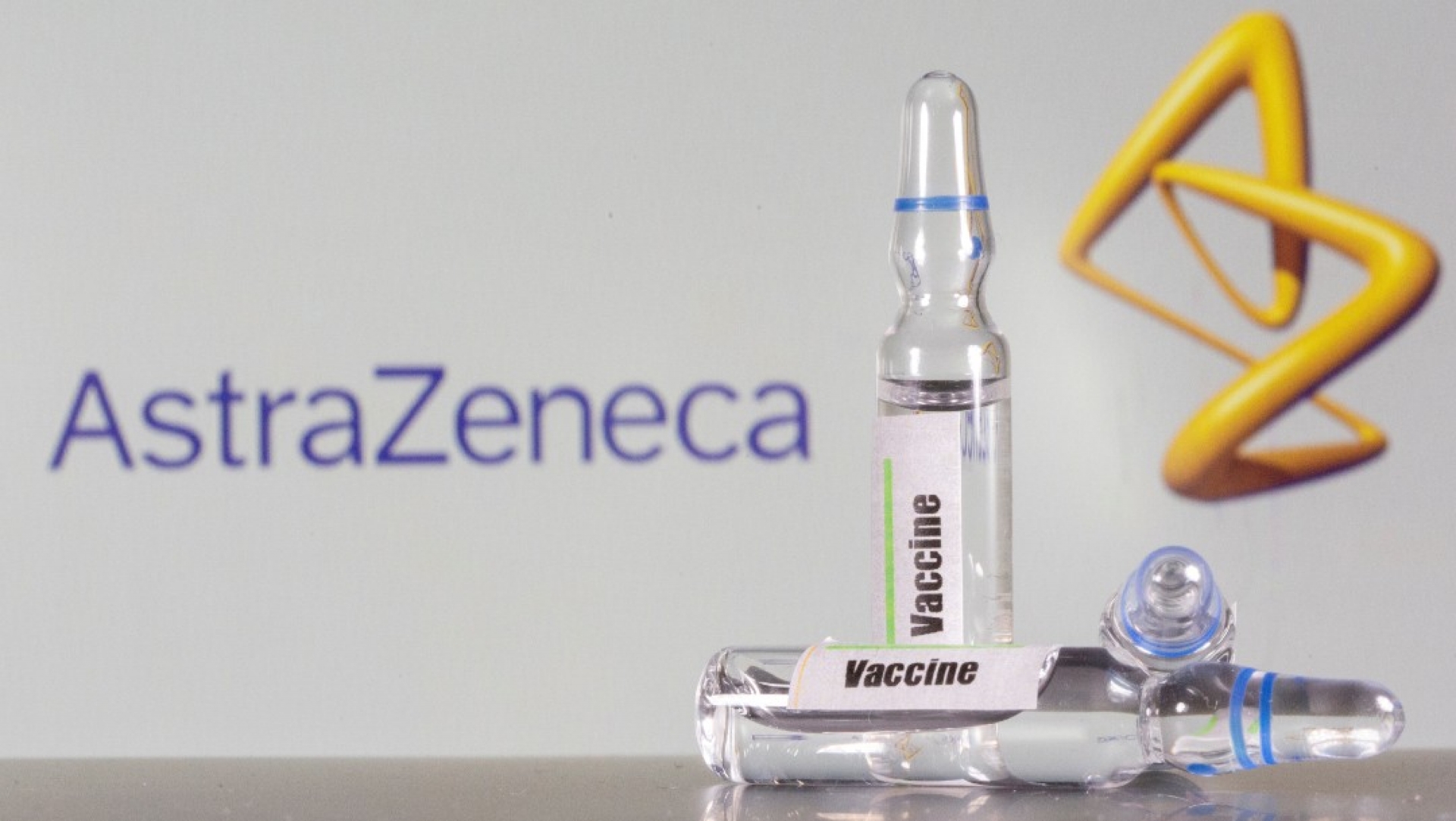 Oxford y AstraZeneca seguirán ensayos de vacuna COVID pese a muerte de voluntario