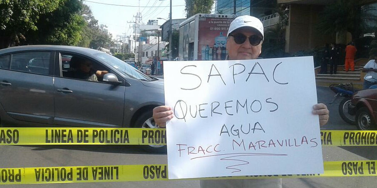 Se manifiestan vecinos del fraccionamiento Maravillas, por falta de agua potable
