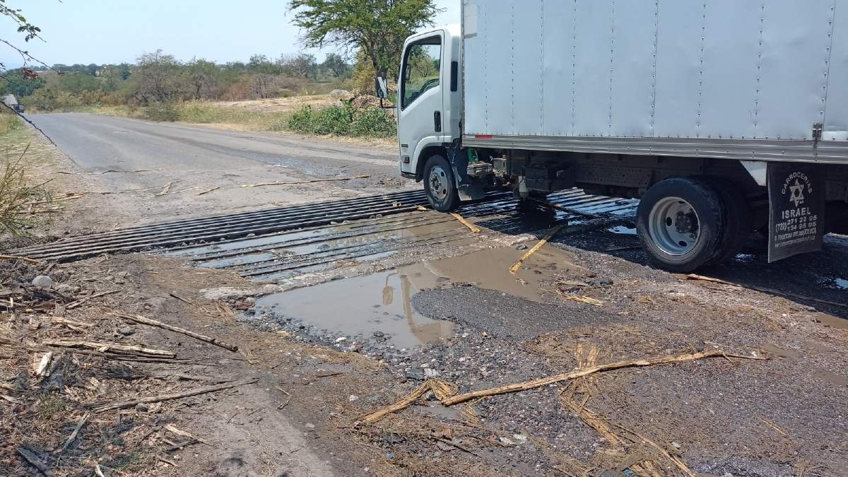 Con tierra, reparan guardaganado de carretera Puente de Ixtla-Chiverías