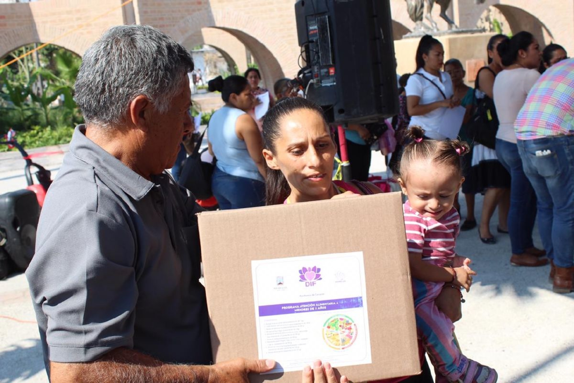 Realizan cuarta entrega de apoyo alimentario a personas vulnerables