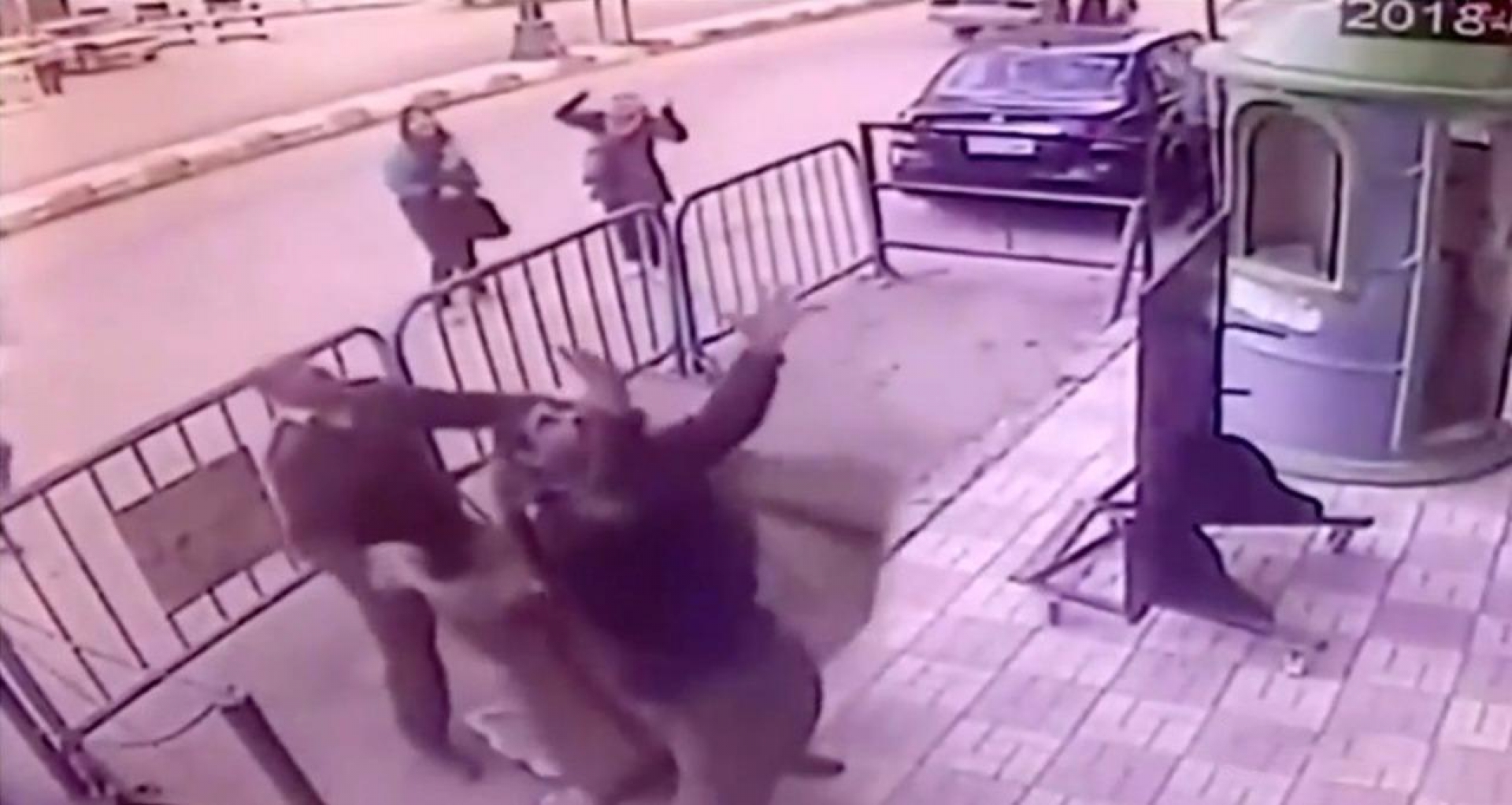 VIDEO: Impactante, policía 'cacha' a niño que cae de balcón
