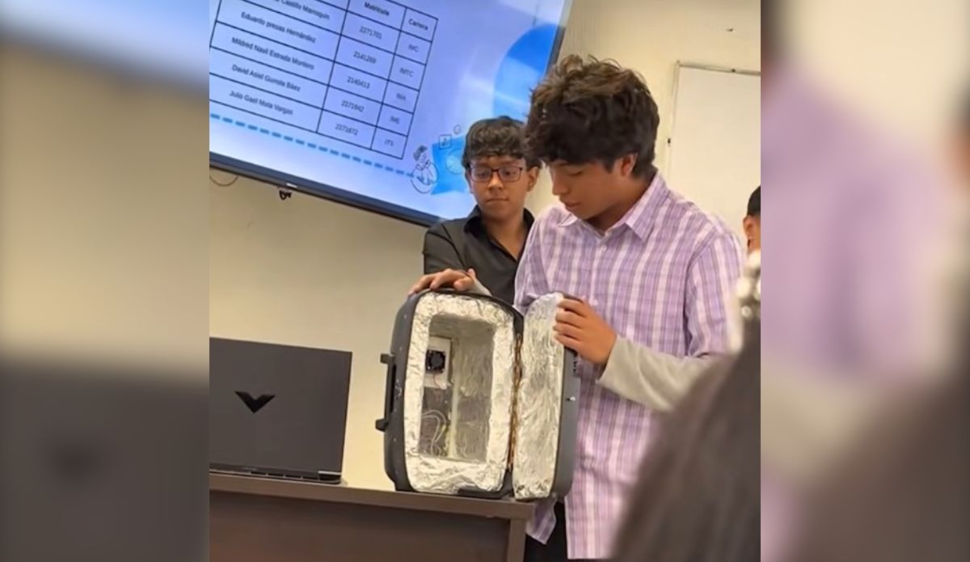 Estudiantes de Nuevo León crean hielera-bocina que enfría sin necesidad de hielo