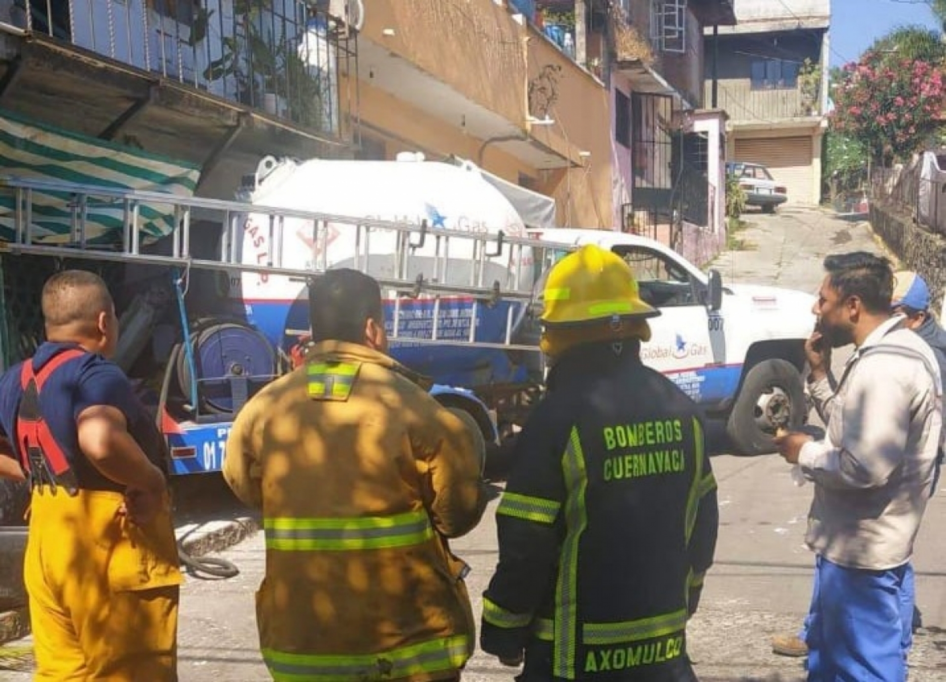 Camión repartidor de gas choca contra una casa