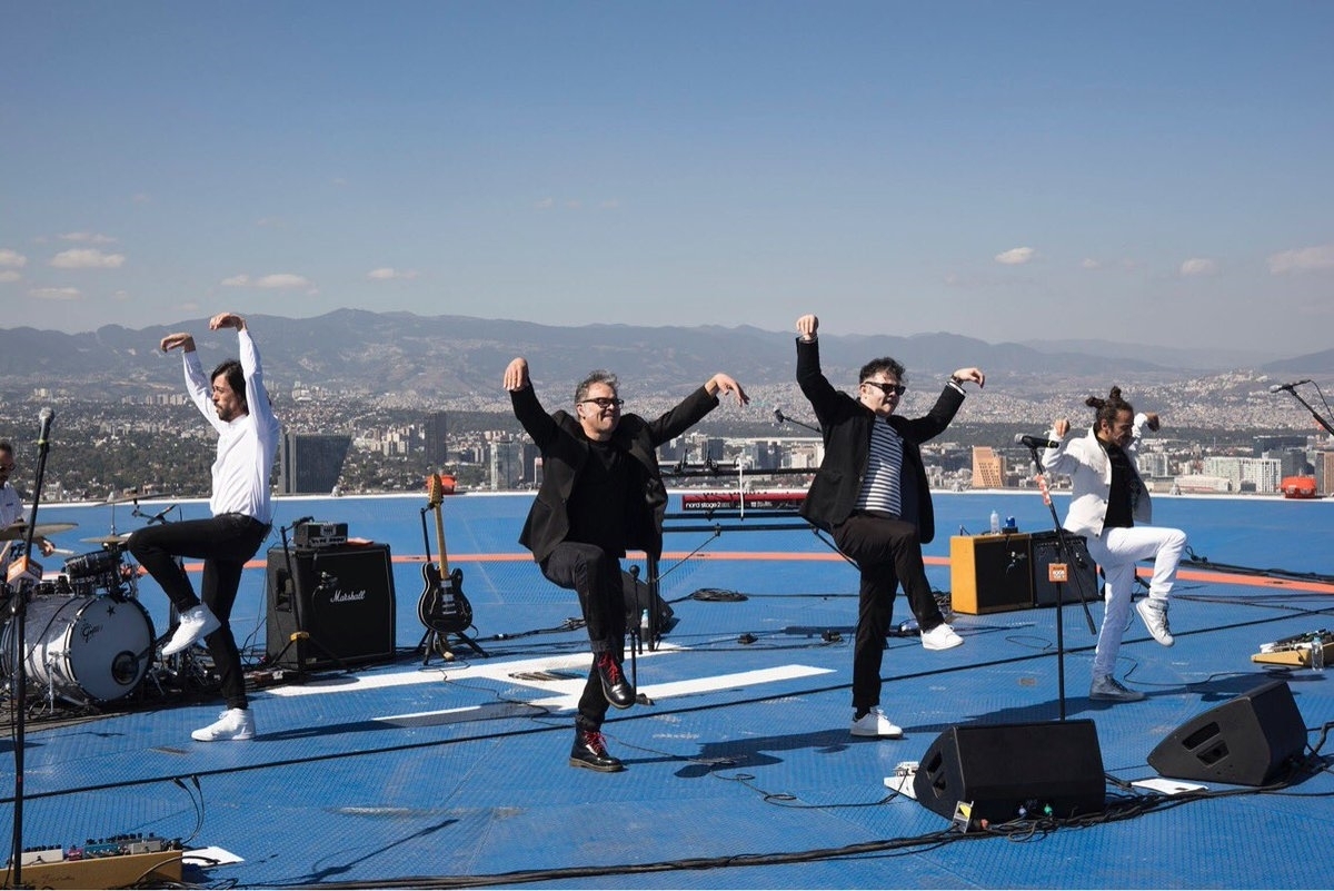 Ofrece Café Tacvba un concierto a 250 metros de altura