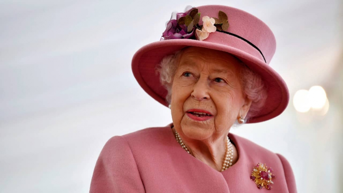Reina Isabel cumple su primer compromiso oficial