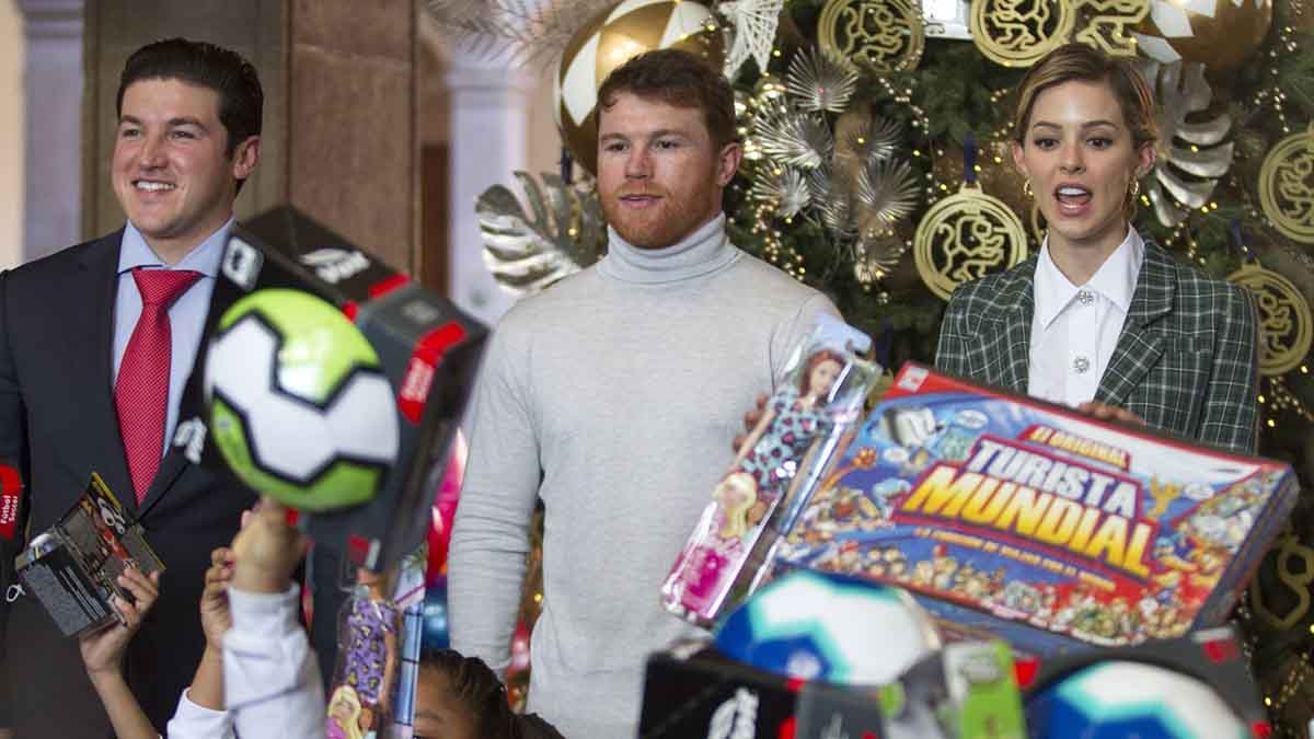 “Canelo” Álvarez dona juguetes para niños de escasos recursos
