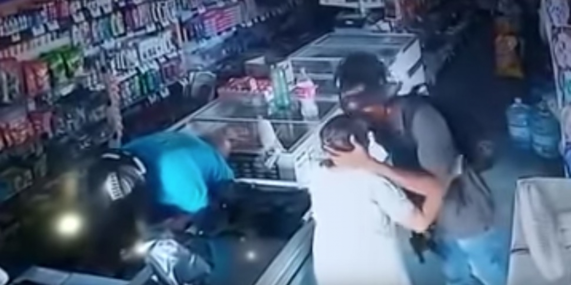 VIDEO: Con un beso en la frente, ladrones se 'apiadan' de abuelita en pleno asalto