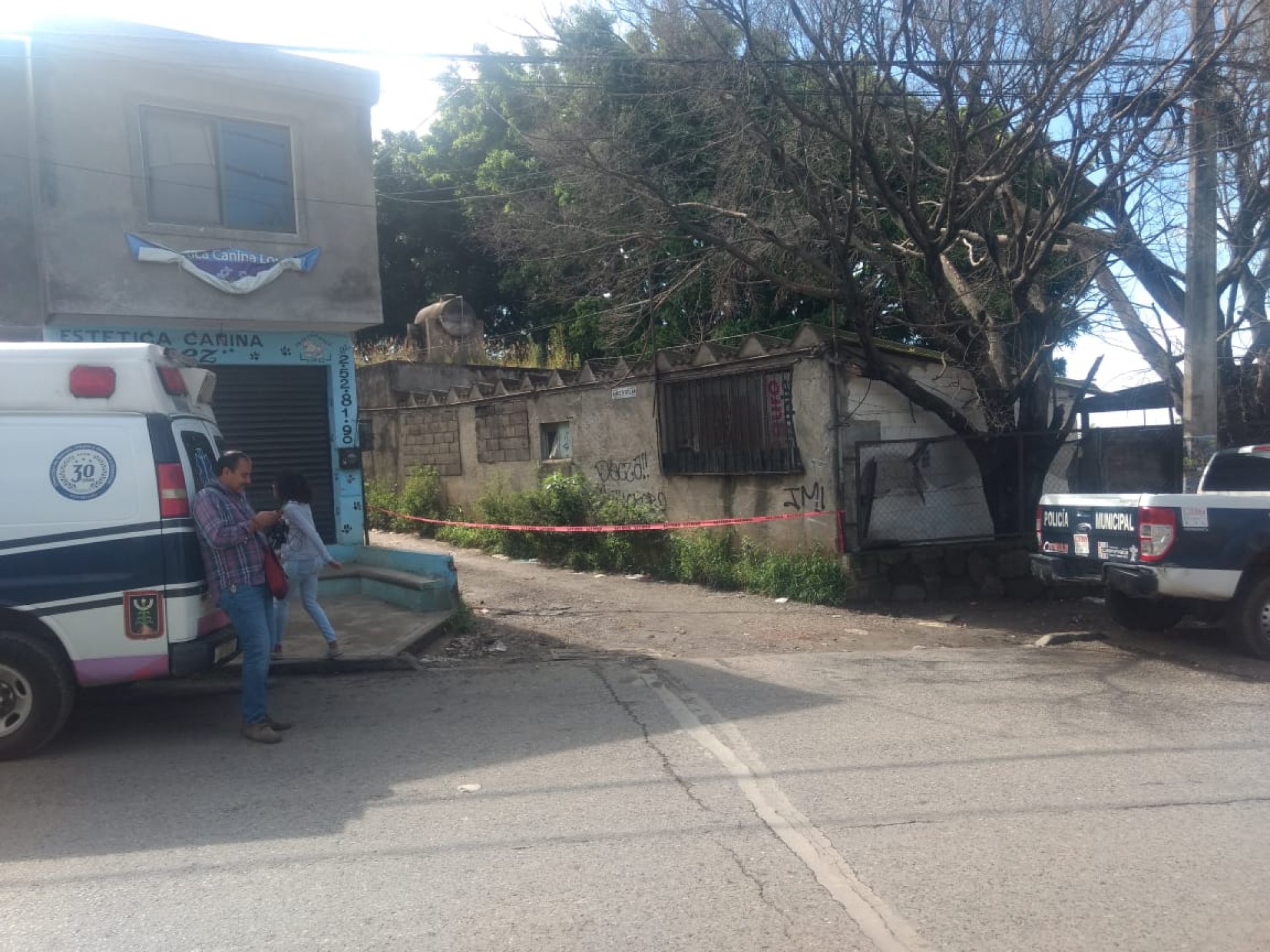 Encuentran tres cadáveres dentro de un automóvil, en Ahuatepec