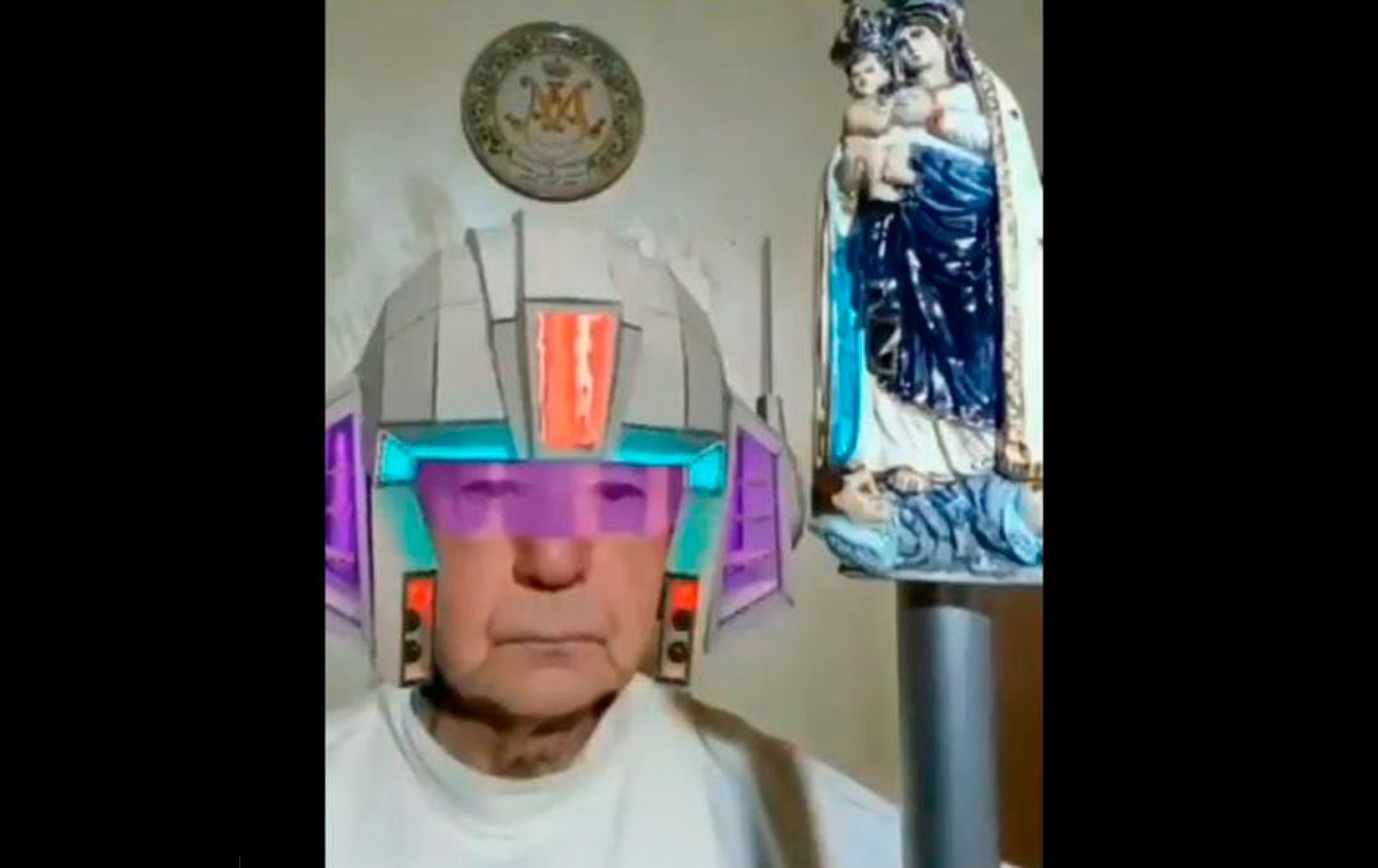 VIDEO: Sacerdote intenta dar misa 'online' pero activa los filtros por equivocación