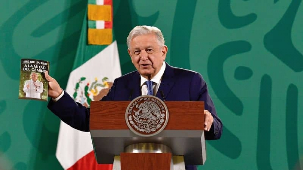 AMLO recomienda a sus adversarios su libro "A la mitad del camino"