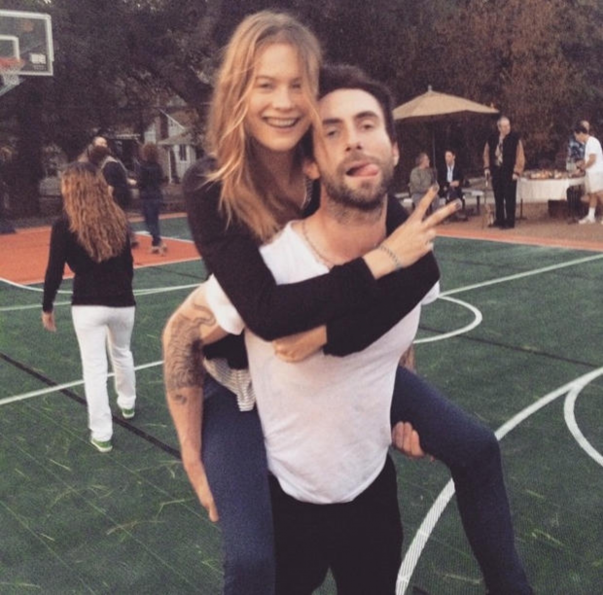 Adam Levine y Behati Prinsloo esperan a su segundo bebé