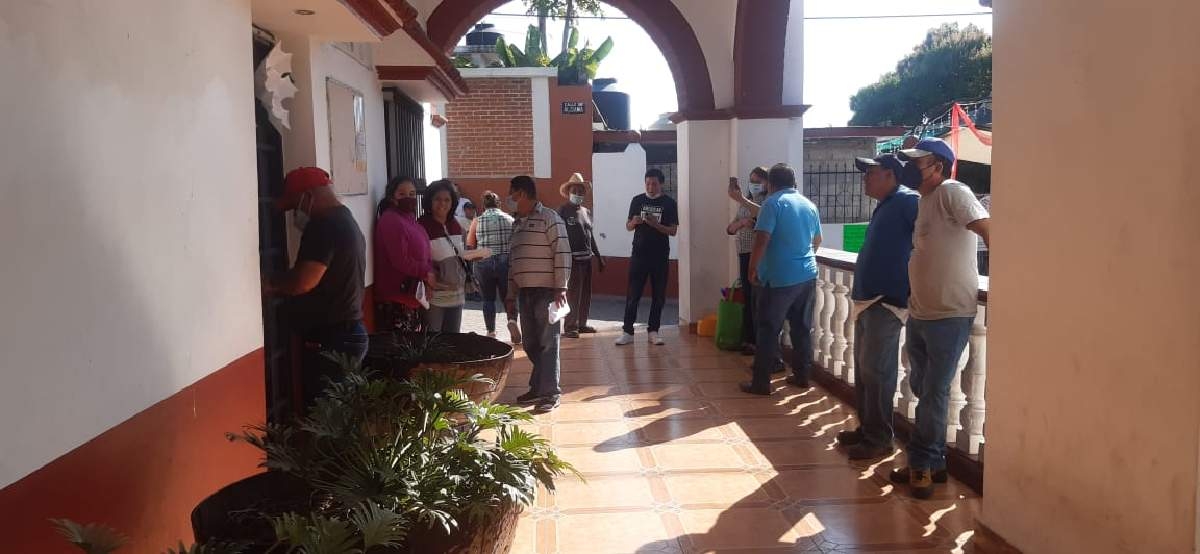 Policías de Tetecala exigen pago de aguinaldo