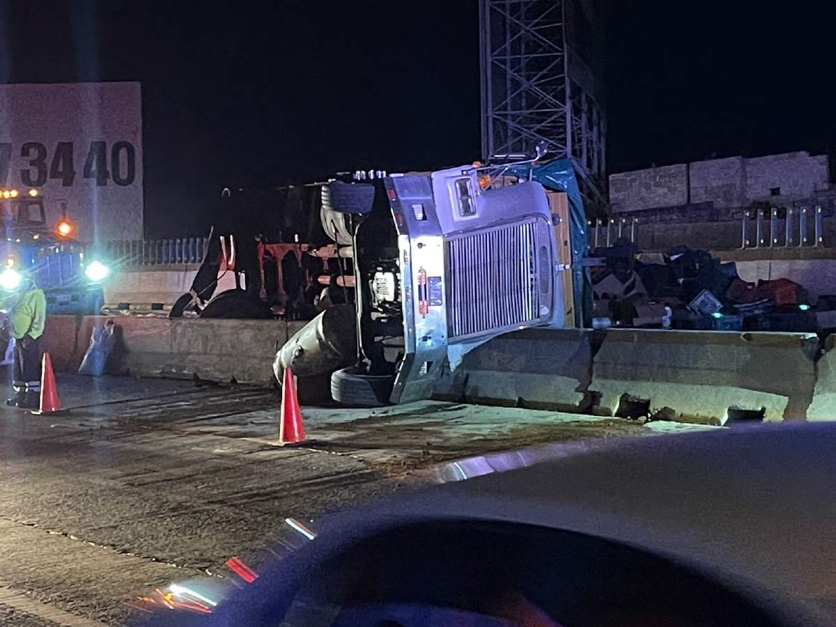 Se impacta camión de carga en el Paso Exprés