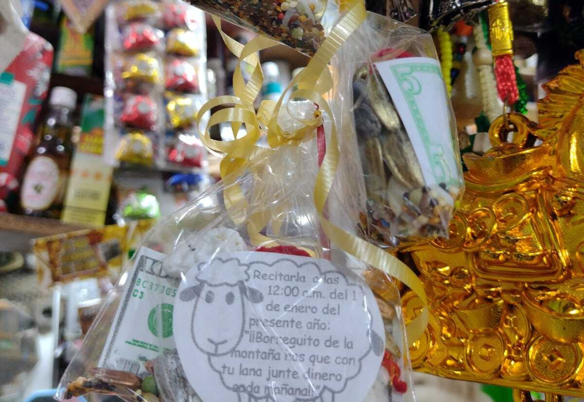 Aumenta venta de amuletos en mercado ALM previo al fin de año