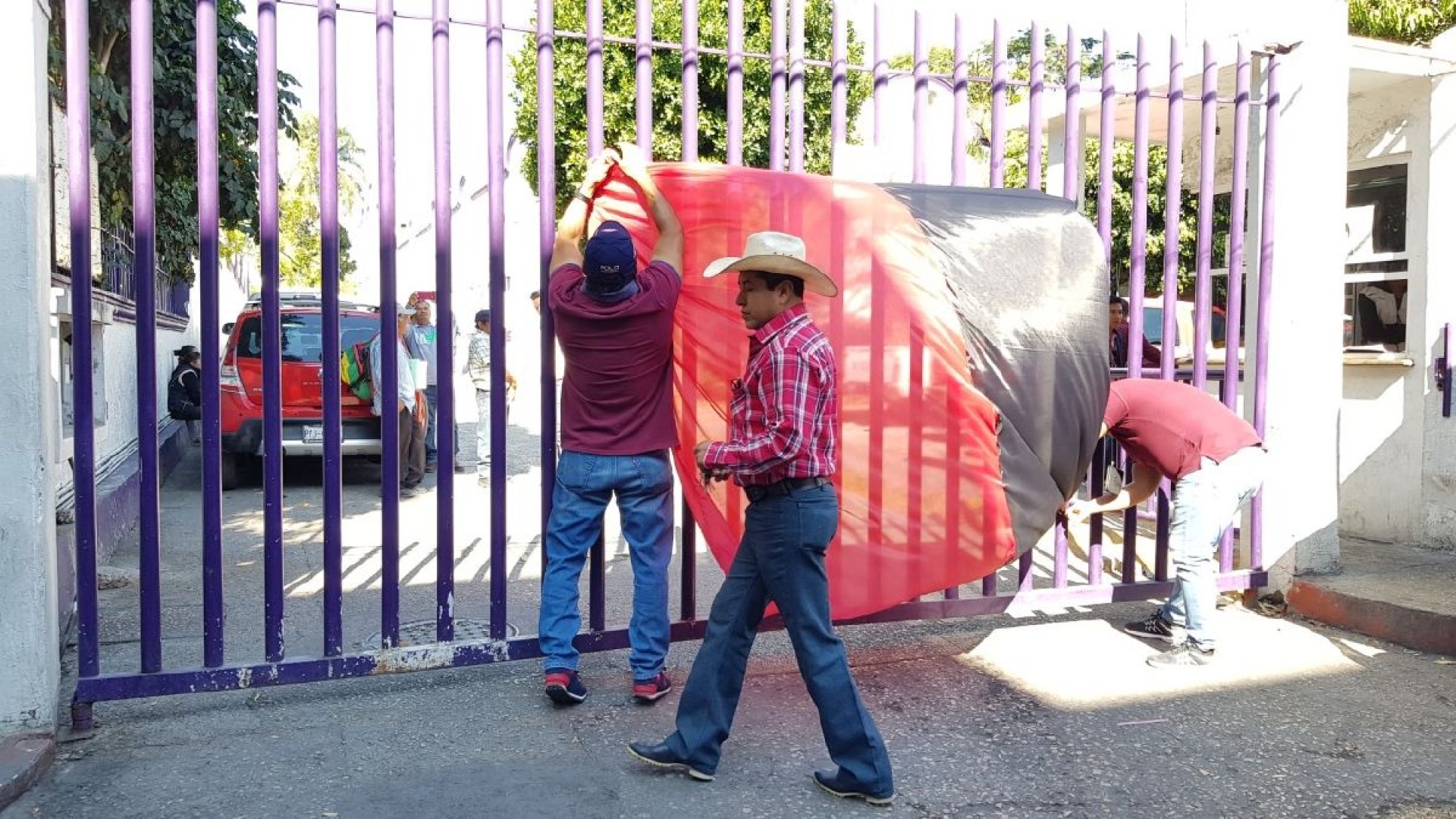 En paro laboral indefinido, trabajadores de la Fiscalía Regional Oriente