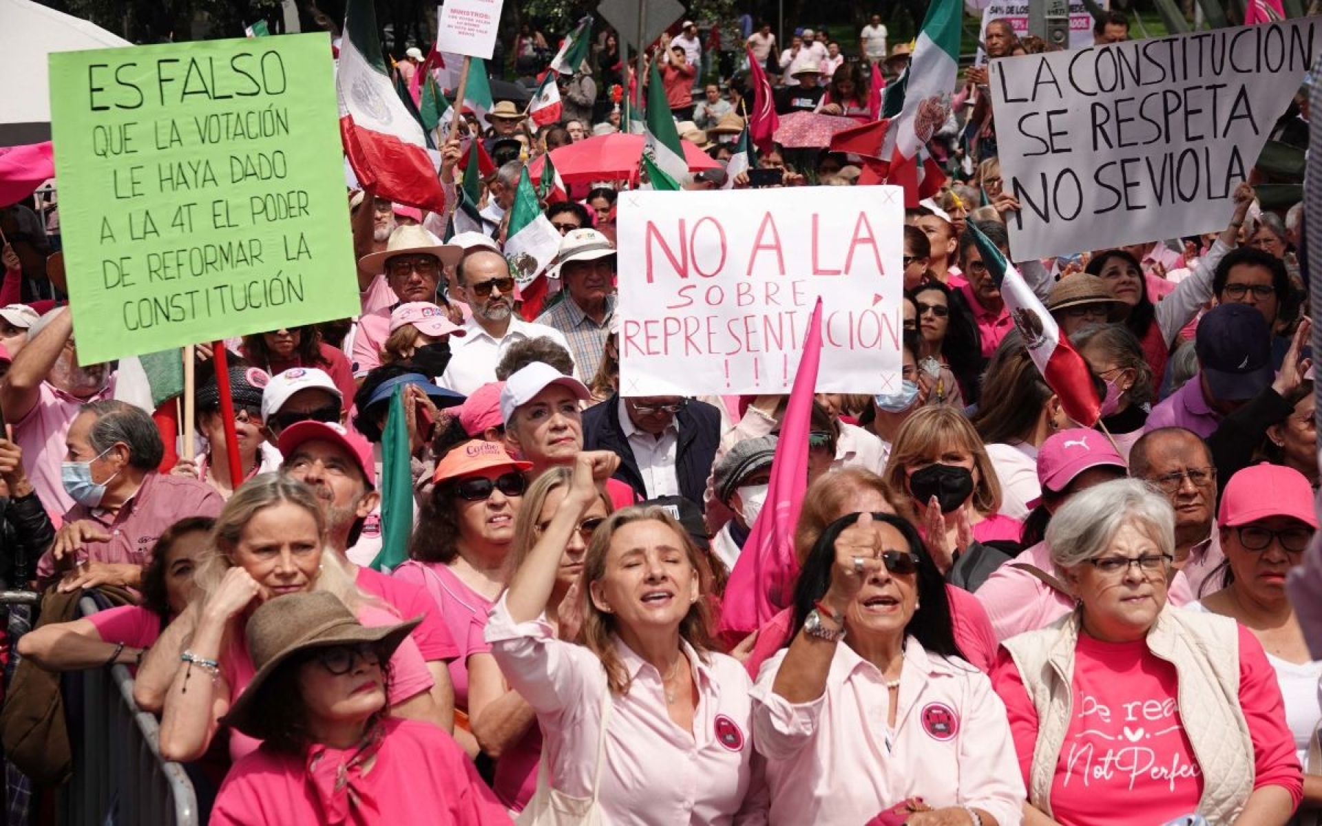 Marea Rosa protesta contra 'sobrerrepresentación' de Morena en Congreso